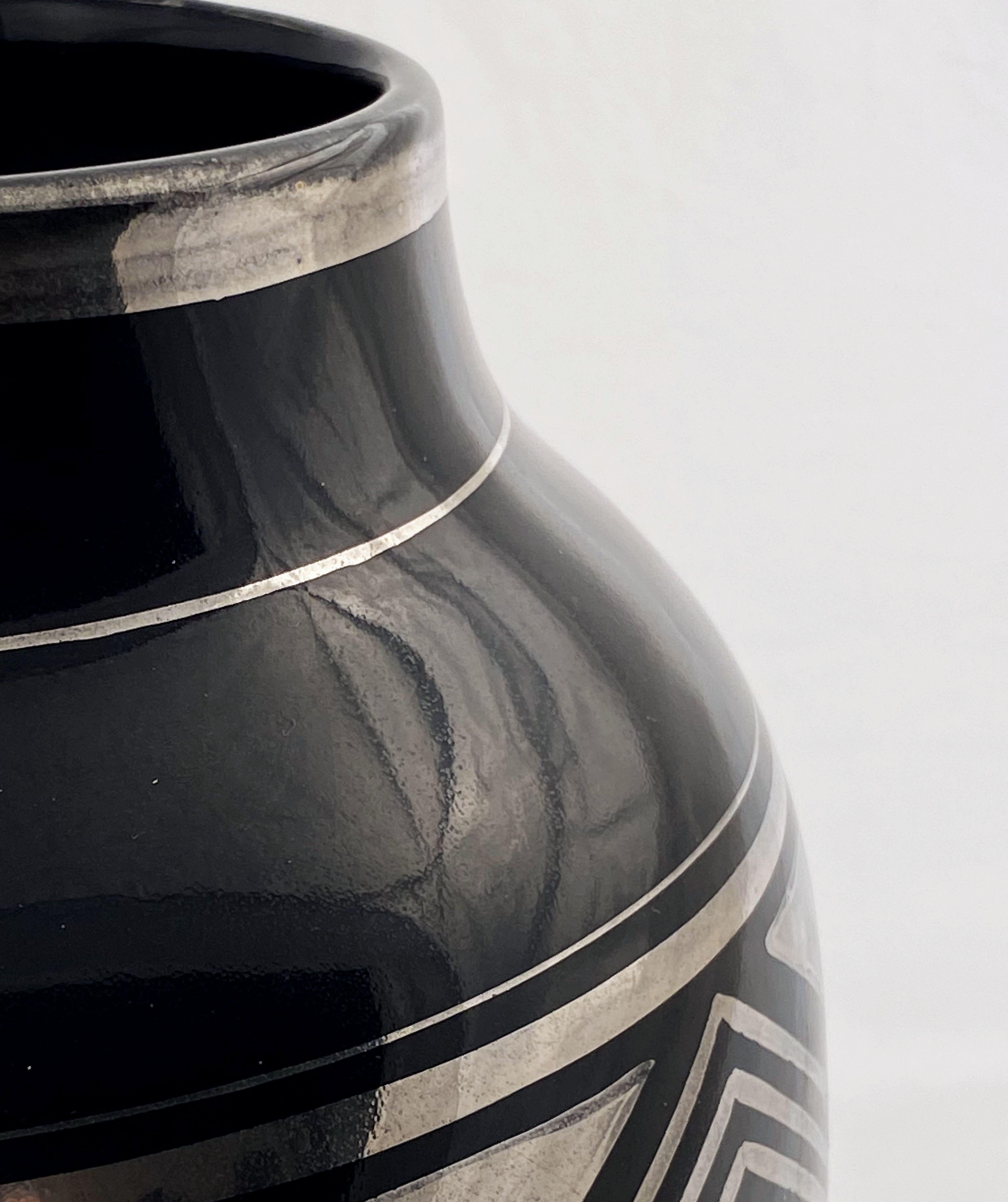 Vase Art déco français noir avec motif géométrique en A Silver - Deux disponibles en vente 7