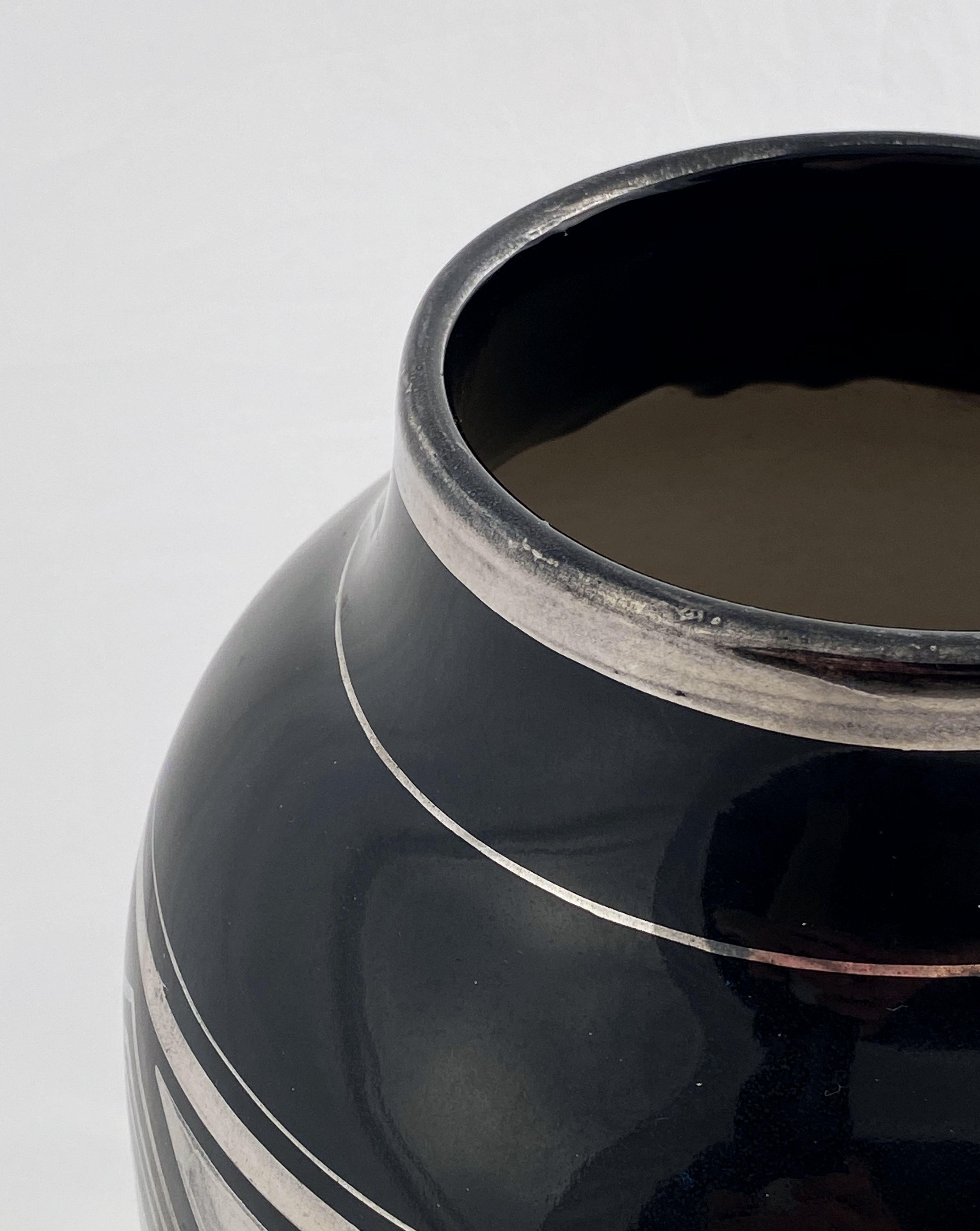 Schwarze französische Art-Déco-Vase im Art déco-Stil mit geometrischem Muster aus Silber - zwei verfügbar im Angebot 10