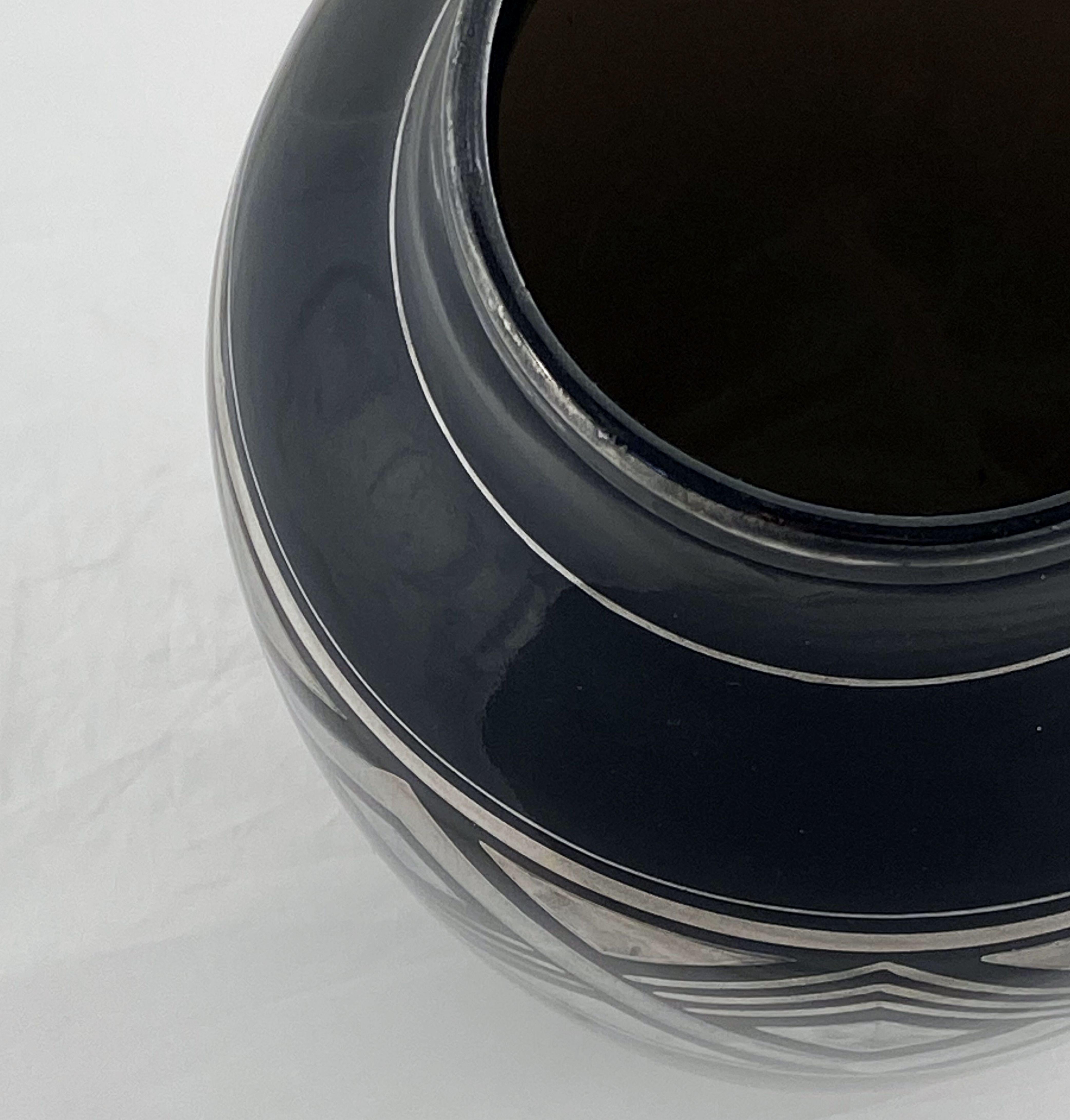 Schwarze französische Art-Déco-Vase im Art déco-Stil mit geometrischem Muster aus Silber - zwei verfügbar im Angebot 12