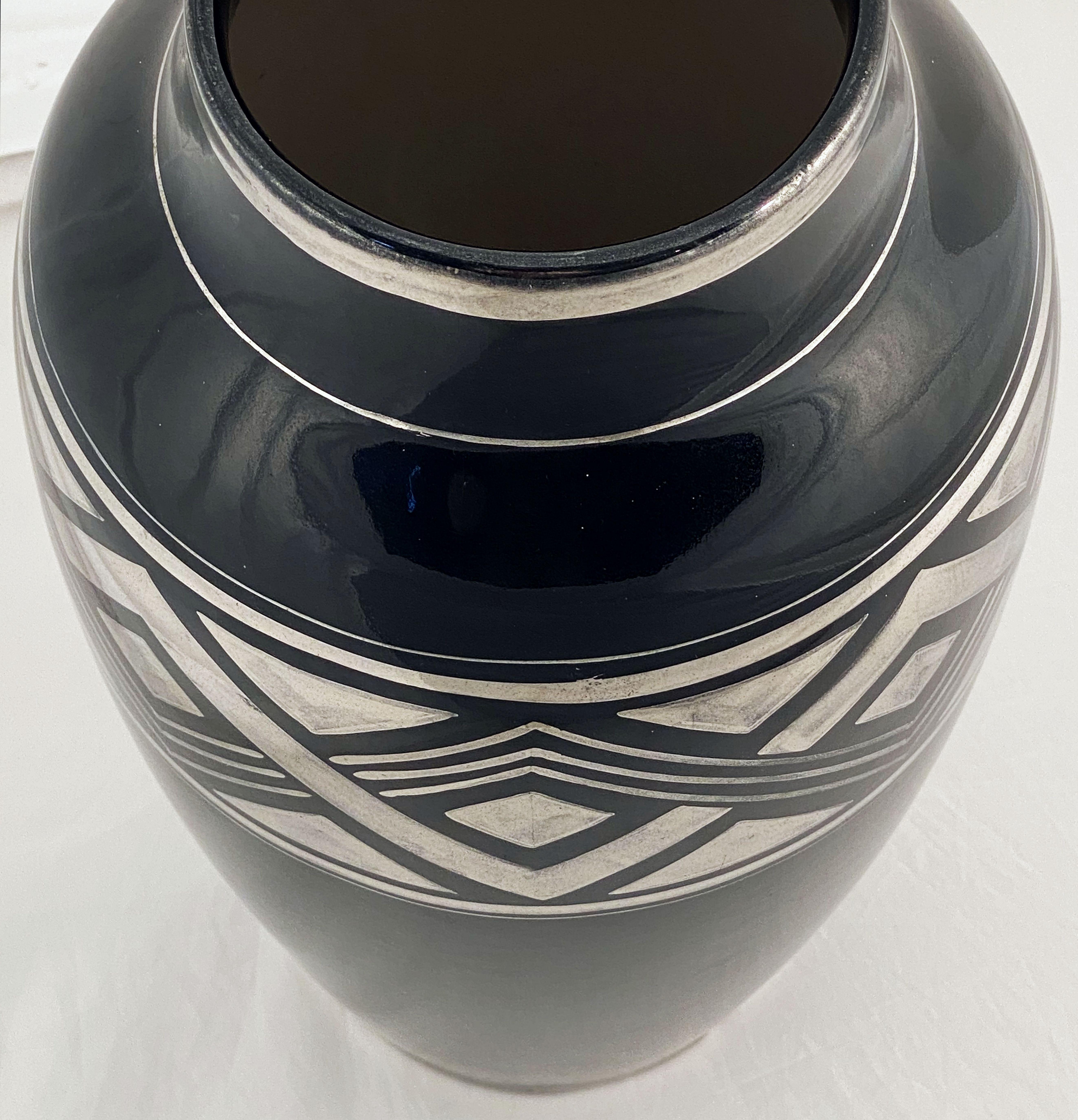 Schwarze französische Art-Déco-Vase im Art déco-Stil mit geometrischem Muster aus Silber - zwei verfügbar im Angebot 13