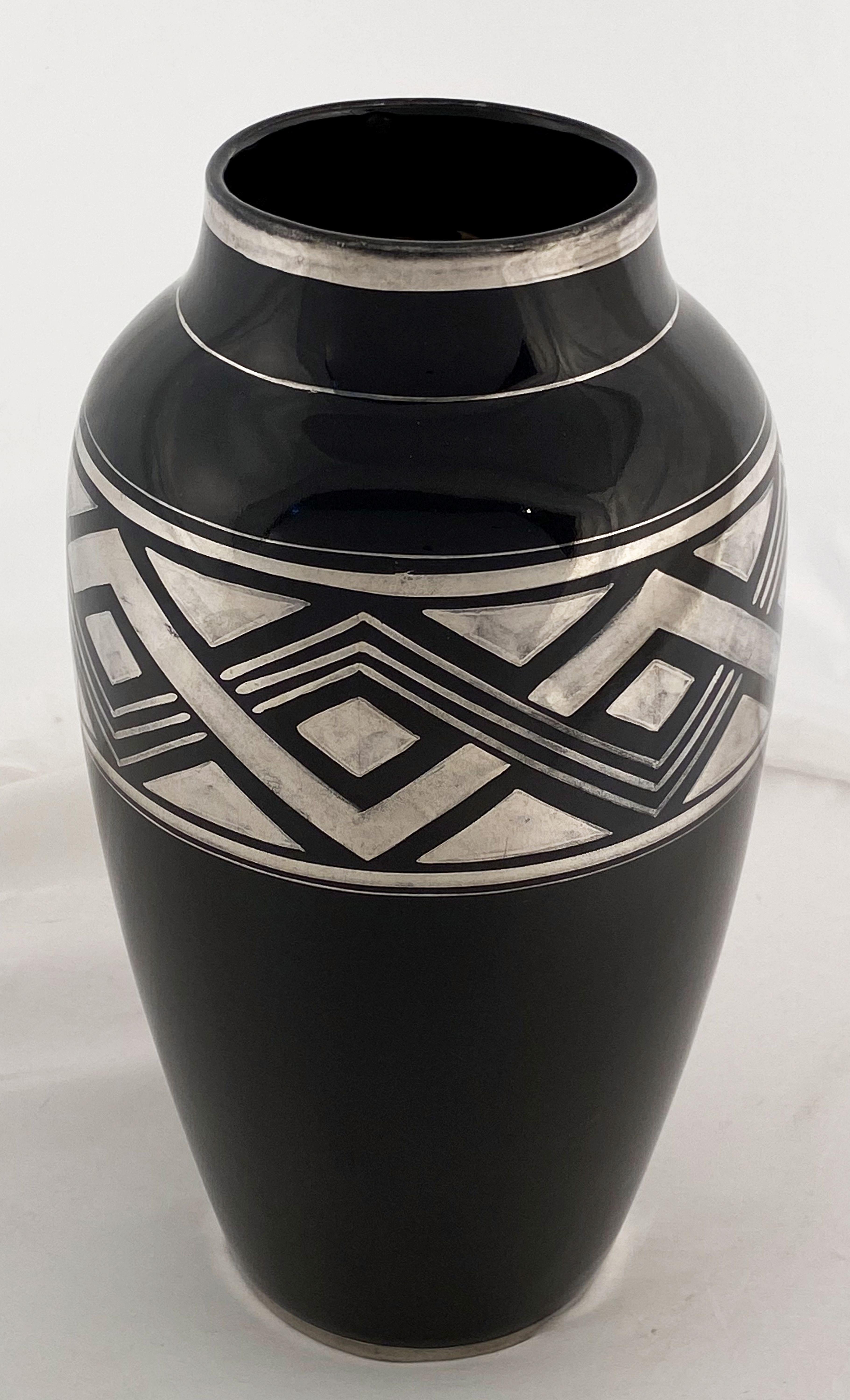 Schwarze französische Art-Déco-Vase im Art déco-Stil mit geometrischem Muster aus Silber - zwei verfügbar (Französisch) im Angebot