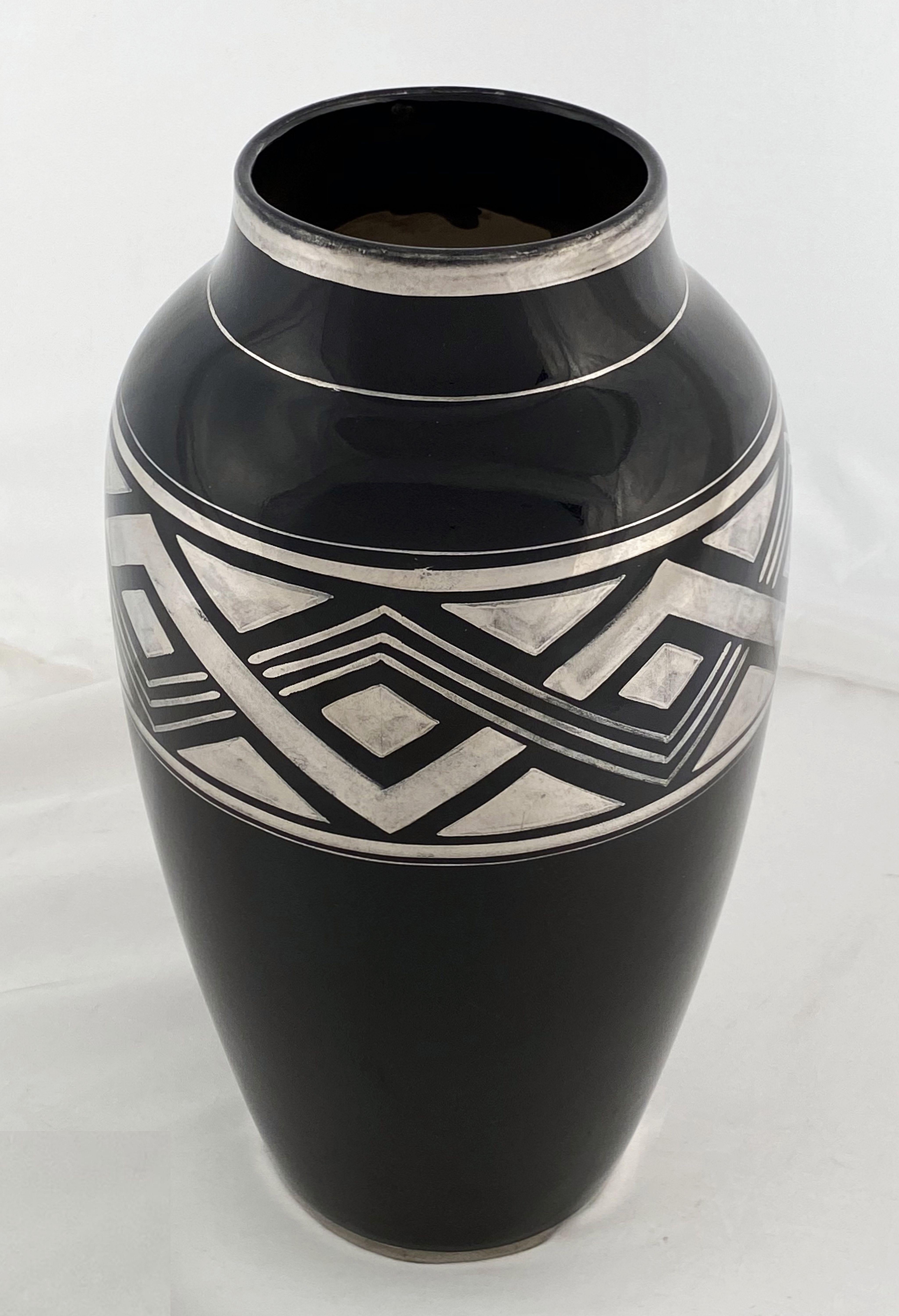 Schwarze französische Art-Déco-Vase im Art déco-Stil mit geometrischem Muster aus Silber - zwei verfügbar (Glasiert) im Angebot