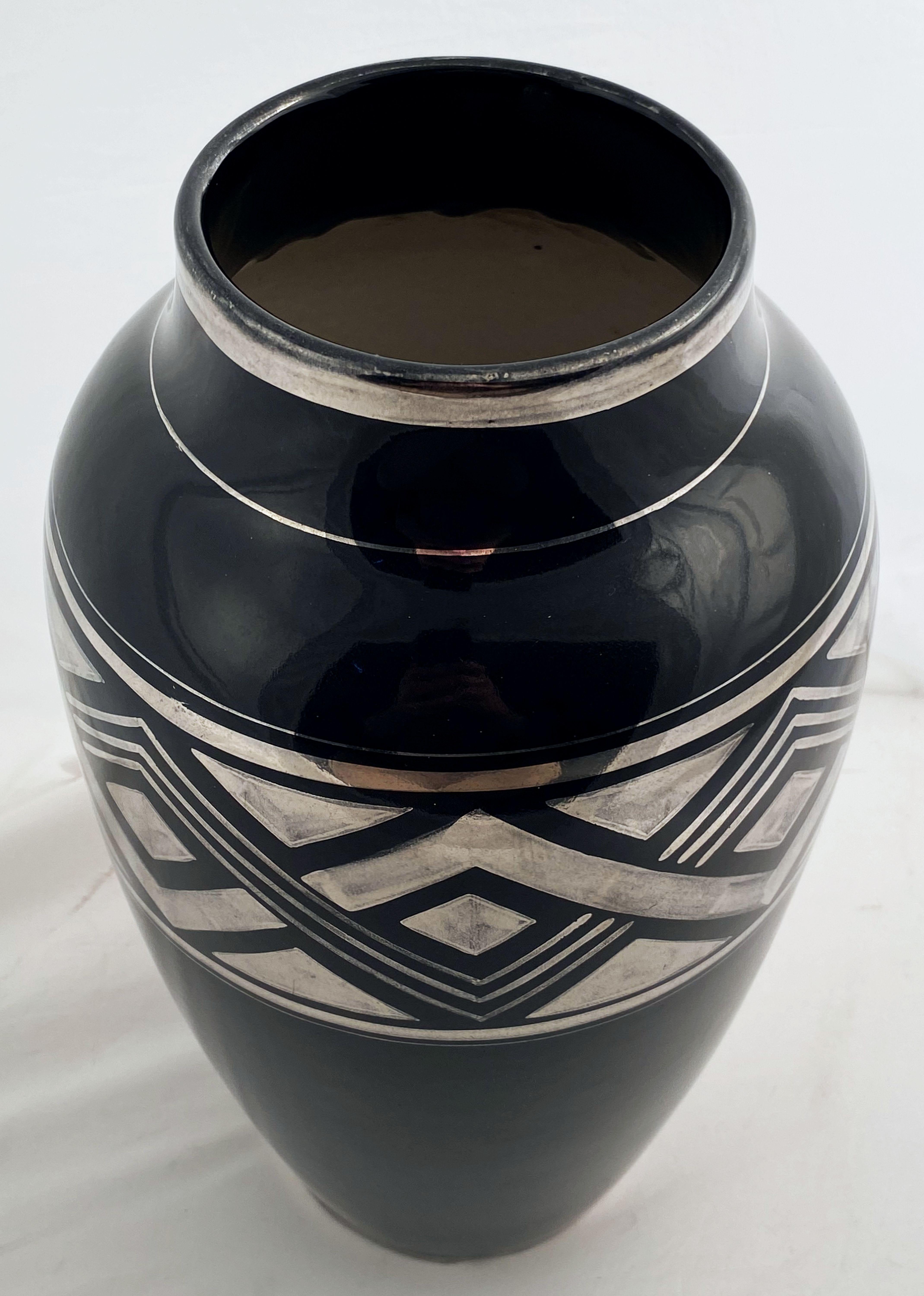 Jarrón Art Decó negro con motivo geométrico en plata de Odyv en Bueno estado para la venta en Austin, TX