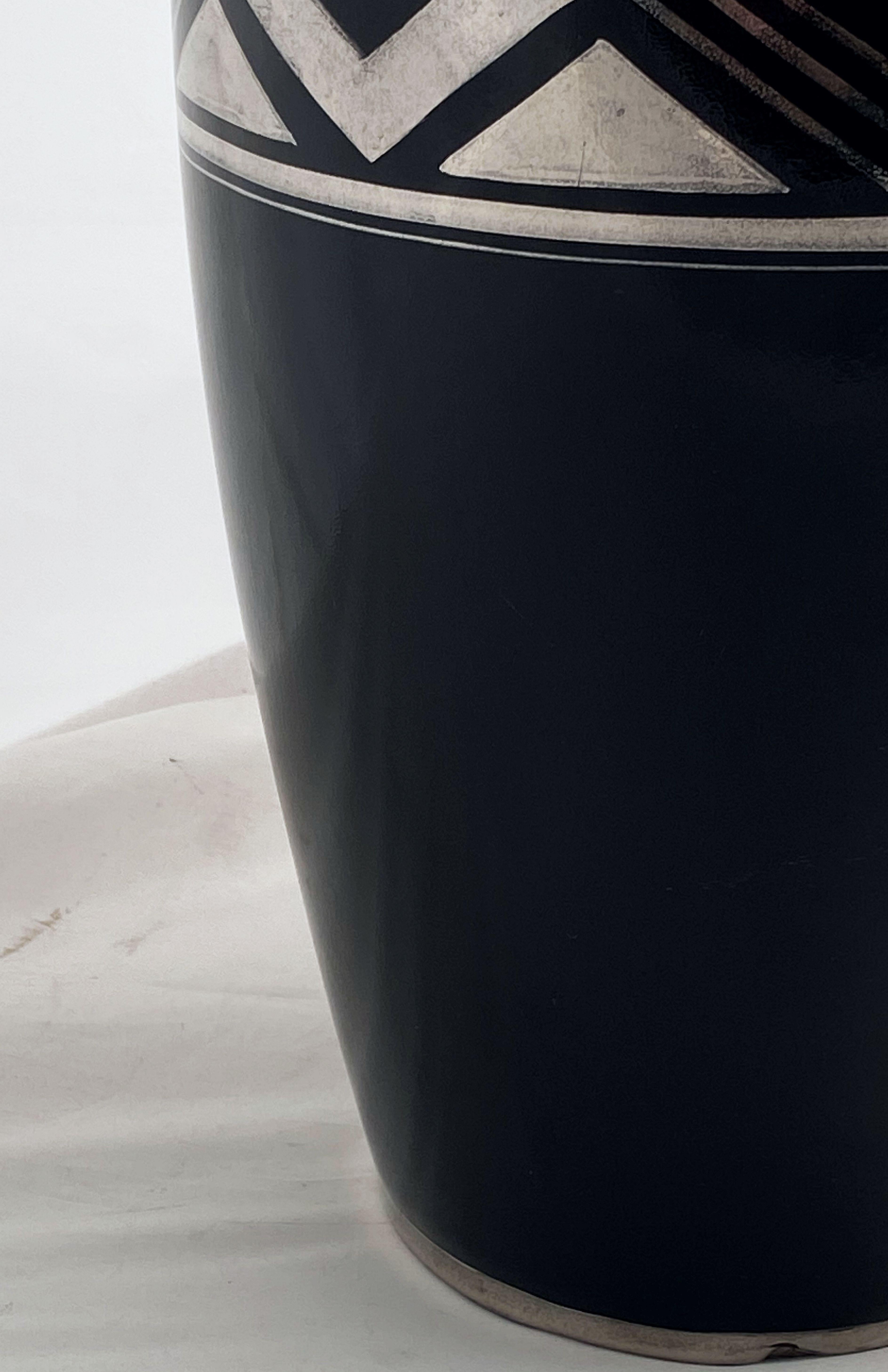 Schwarze französische Art-Déco-Vase im Art déco-Stil mit geometrischem Muster aus Silber - zwei verfügbar im Angebot 1