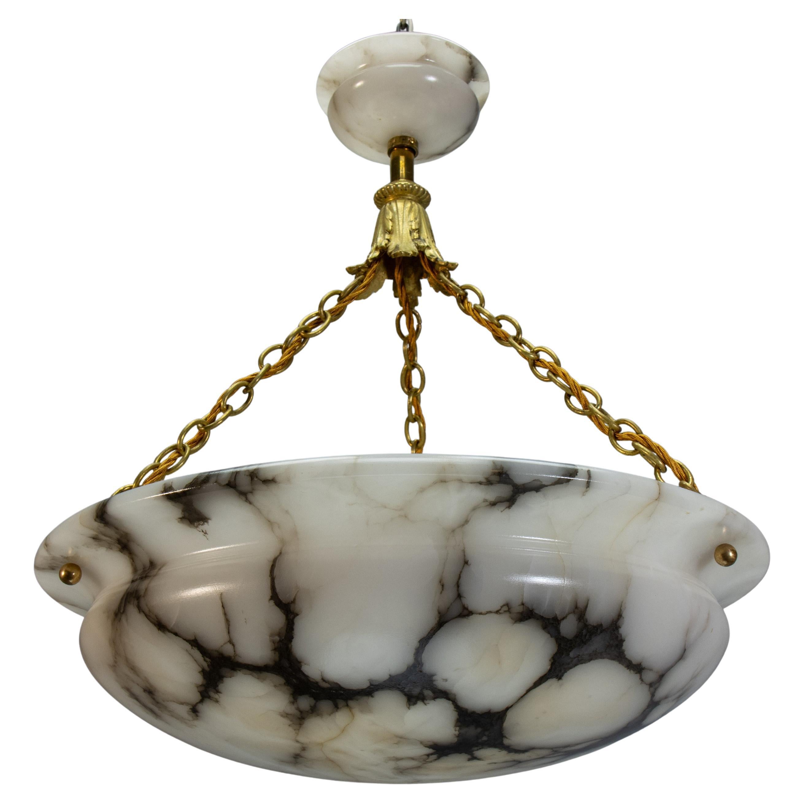 Lampada a sospensione francese Art Deco in alabastro venato nero e bronzo, 1920 ca. in vendita