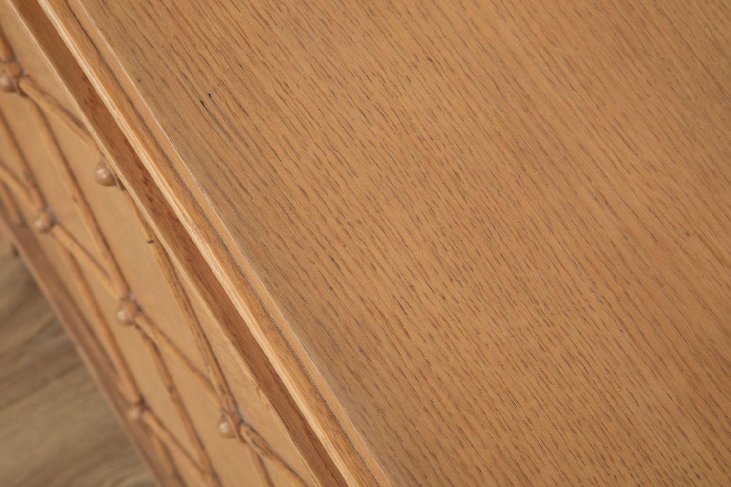 Credenza Art Deco francese con finitura sbiancata e motivi geometrici a croce in vendita 5