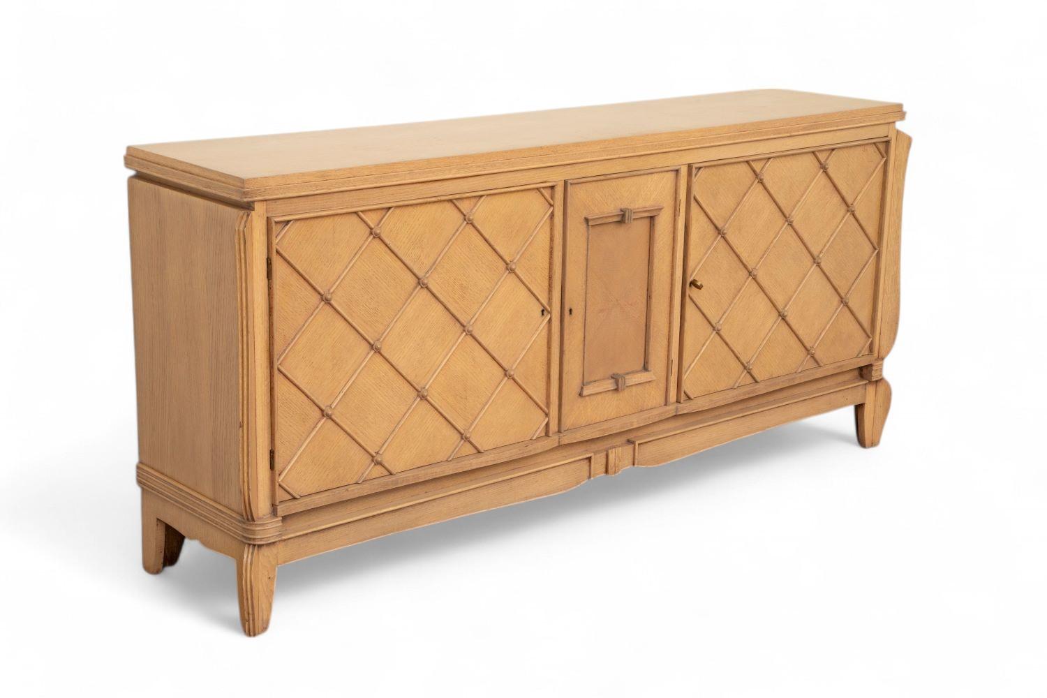 Art Déco Credenza Art Deco francese con finitura sbiancata e motivi geometrici a croce in vendita
