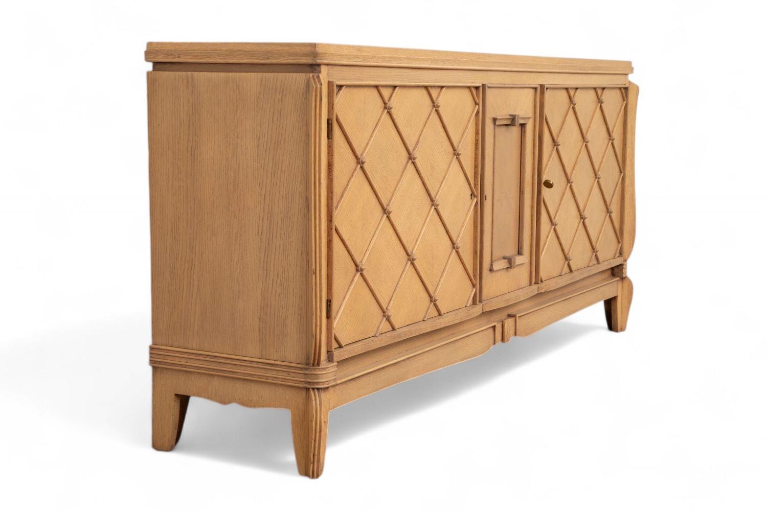 Francese Credenza Art Deco francese con finitura sbiancata e motivi geometrici a croce in vendita
