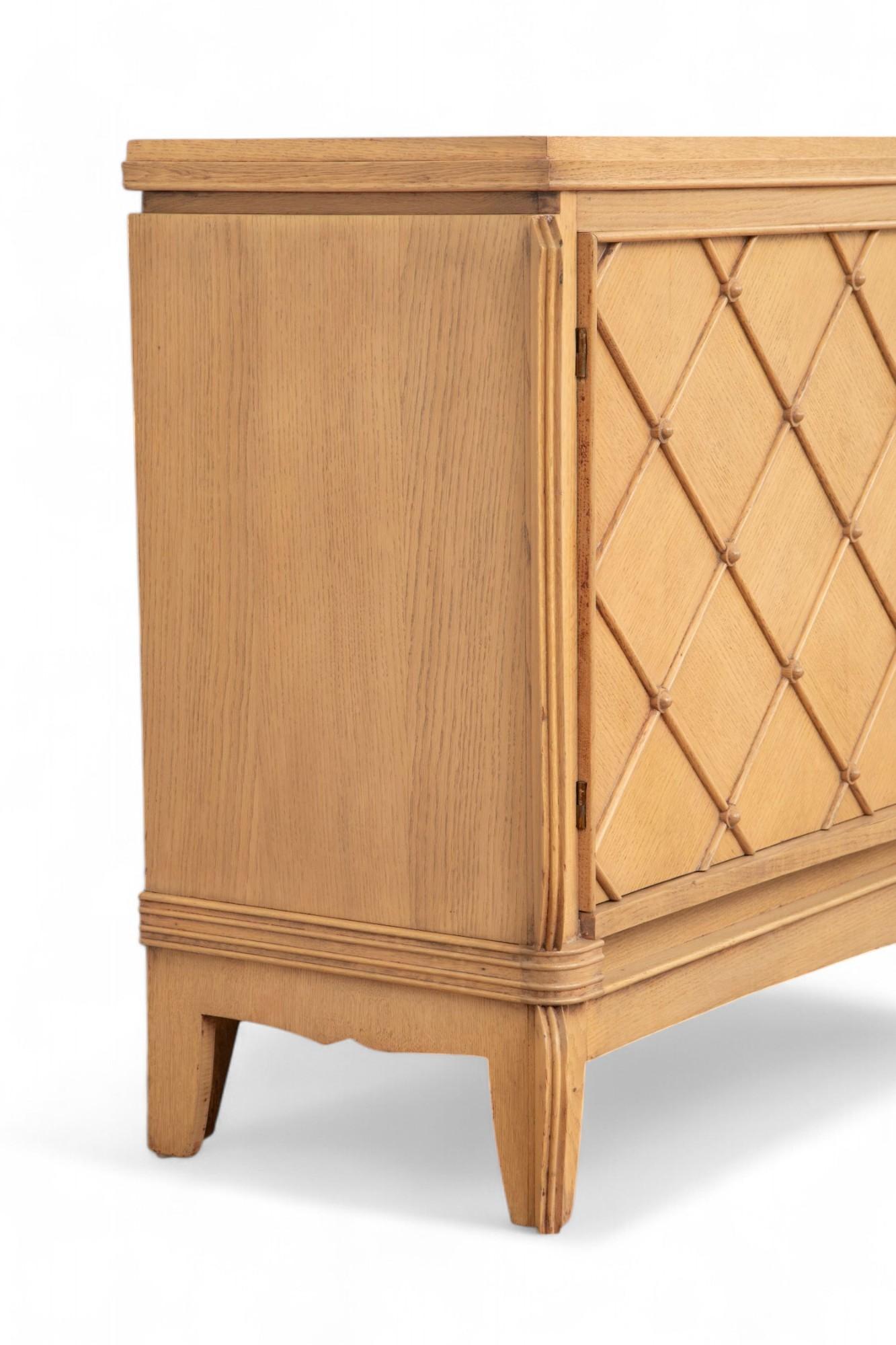 Sbiancato Credenza Art Deco francese con finitura sbiancata e motivi geometrici a croce in vendita