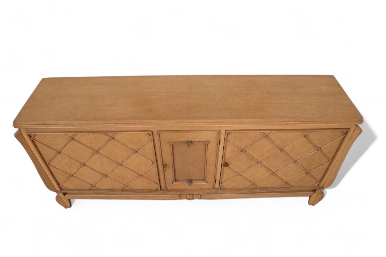 Credenza Art Deco francese con finitura sbiancata e motivi geometrici a croce In condizioni buone in vendita a Miami, FL