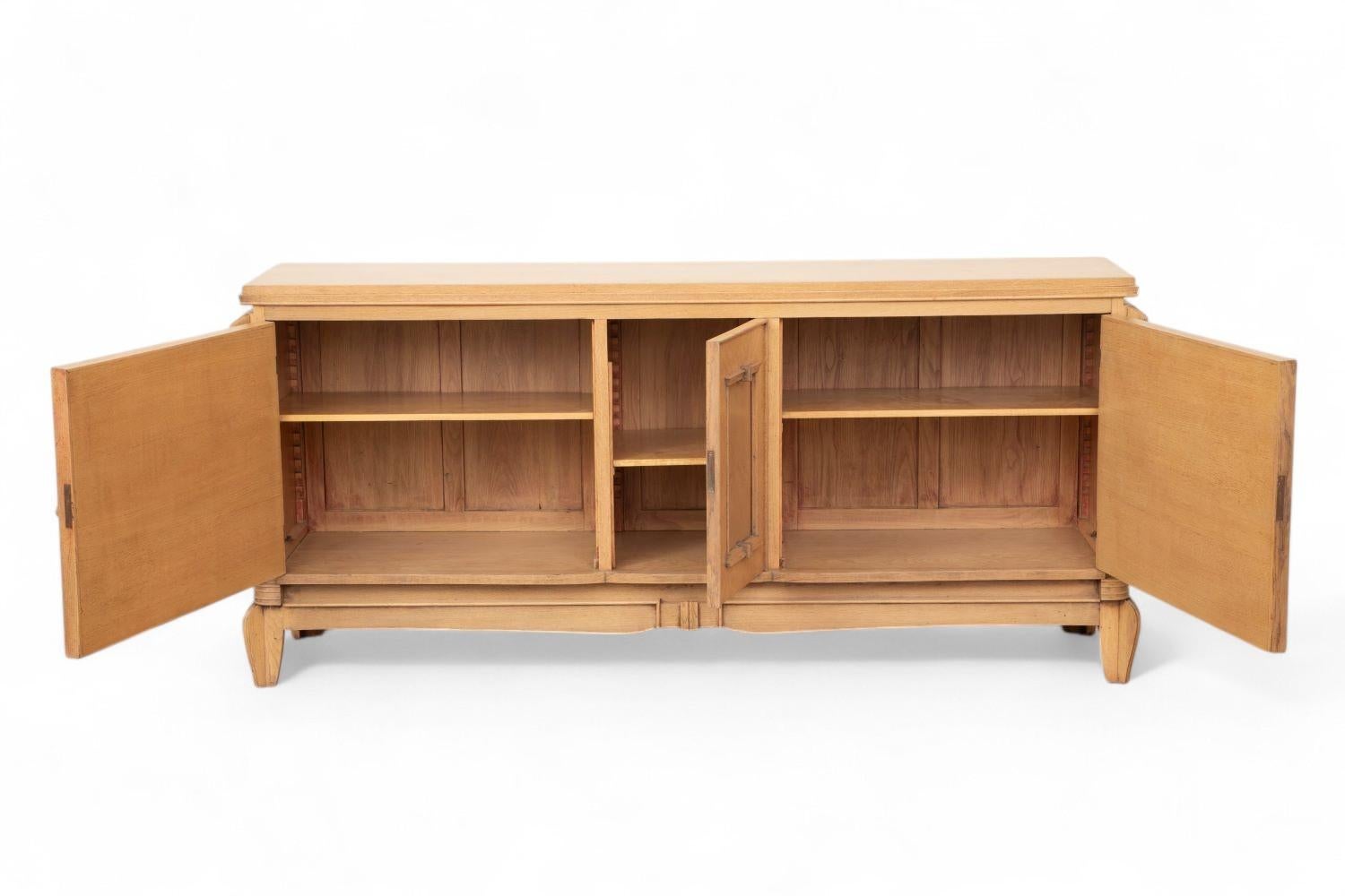 Quercia Credenza Art Deco francese con finitura sbiancata e motivi geometrici a croce in vendita