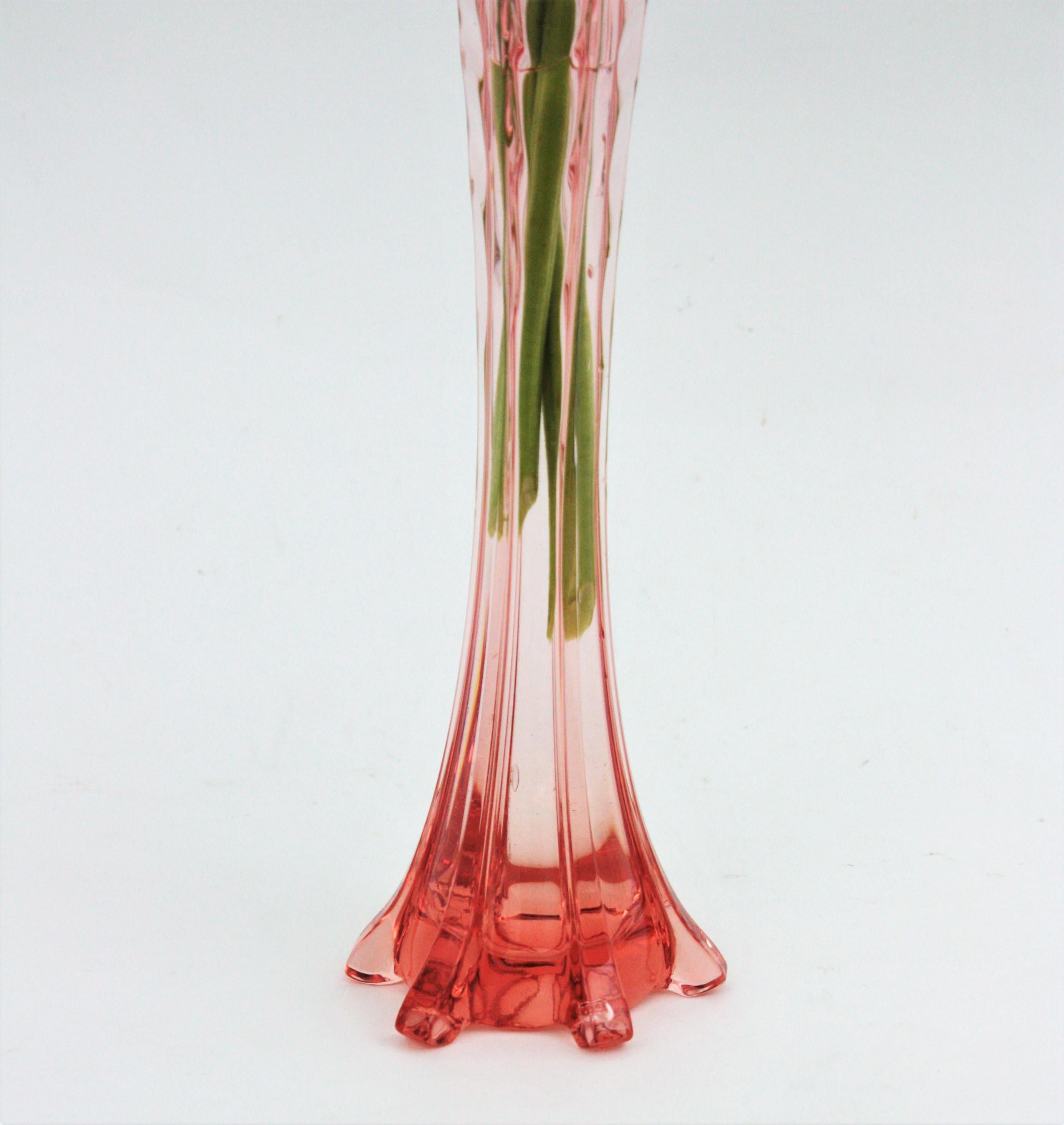 Vase à fleurs unique en verre soufflé rose Amberina Art Déco français en vente 3