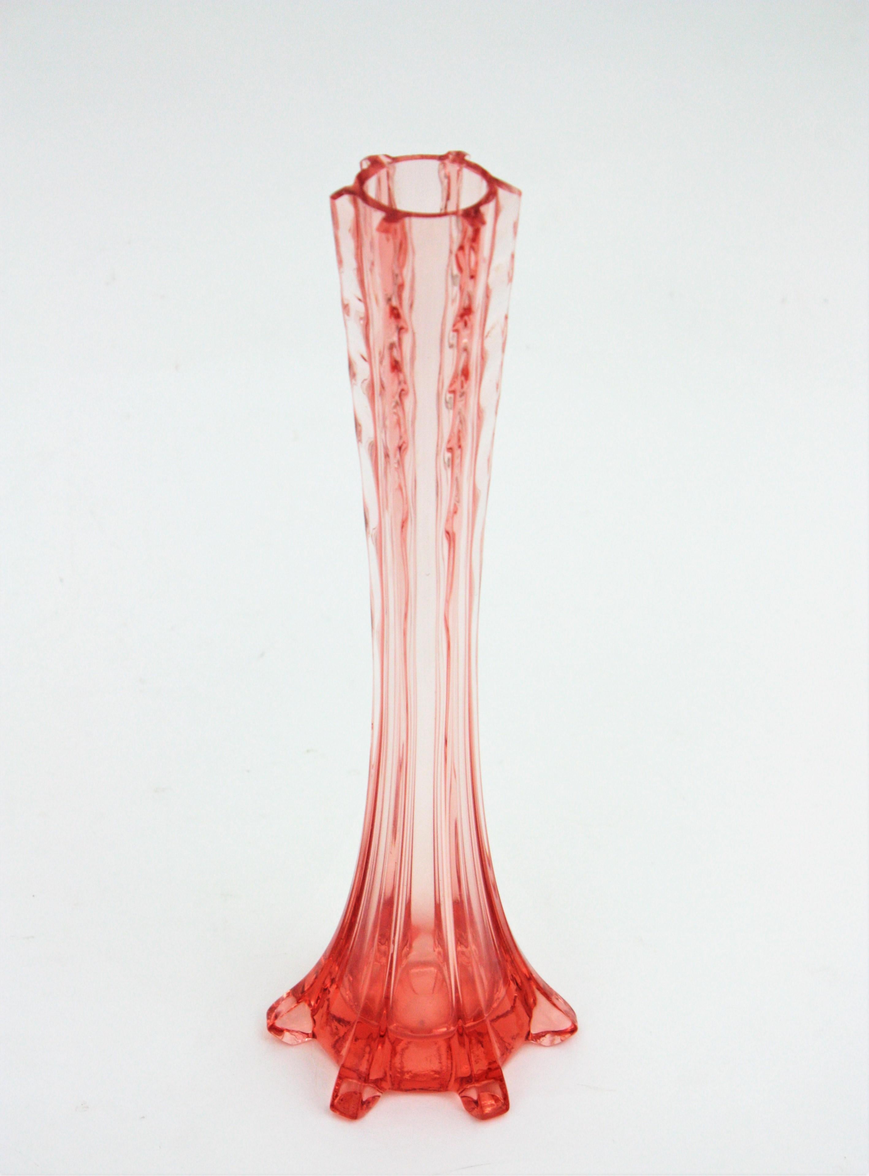 Français Vase à fleurs unique en verre soufflé rose Amberina Art Déco français en vente