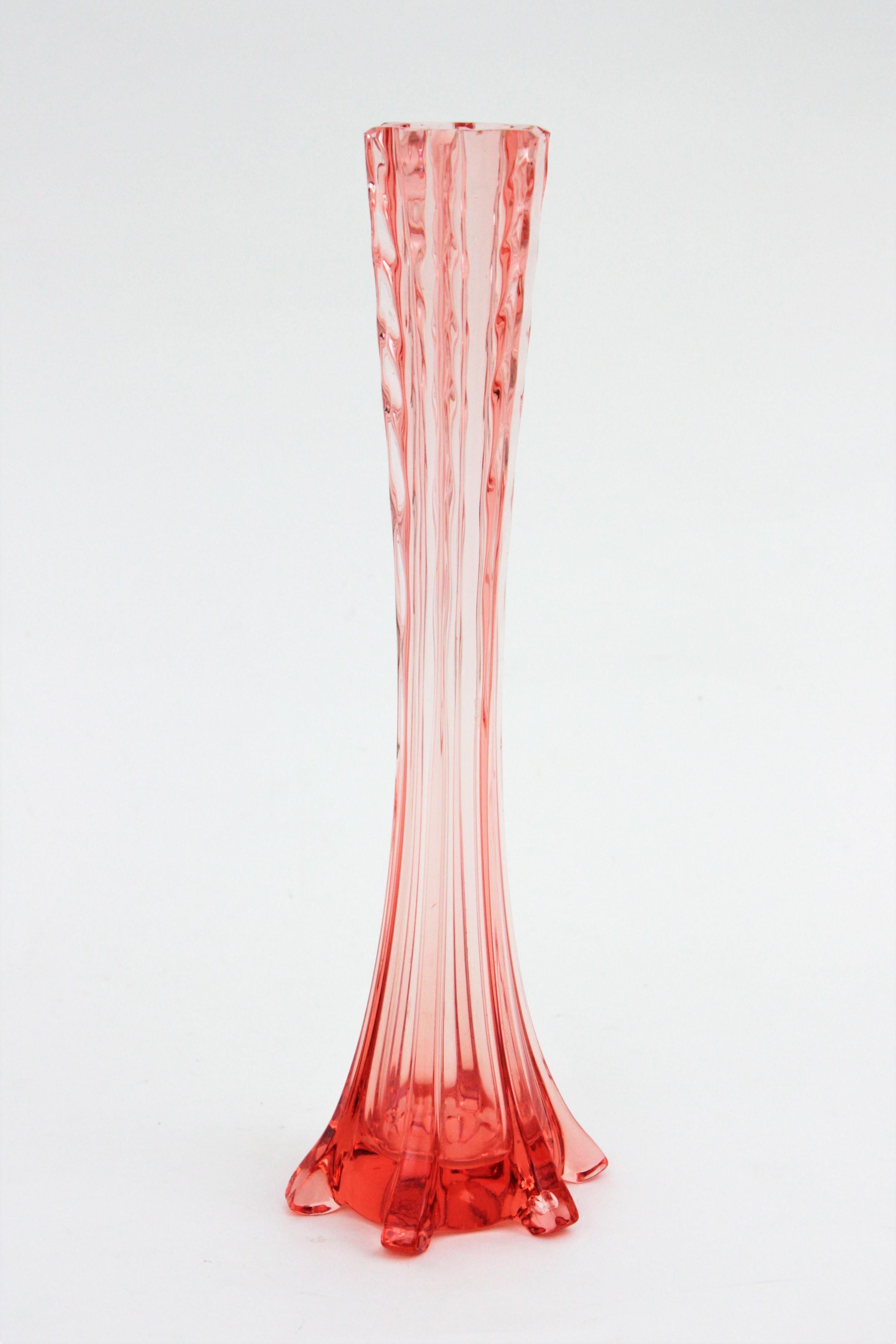 Vase à fleurs unique en verre soufflé rose Amberina Art Déco français en vente 1
