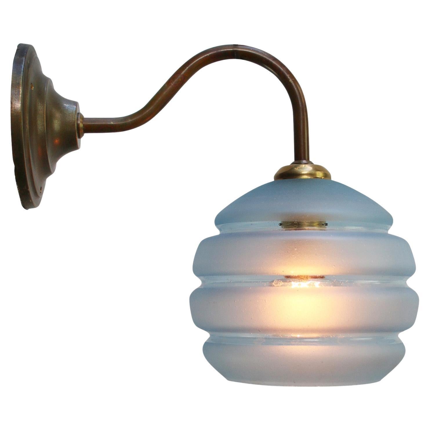 French Art Deco wall lamp
Blue coloured glass
Brass wall piece and arm

E14 bulb holder

diameter brass wall mount: 10 cm / 3.93