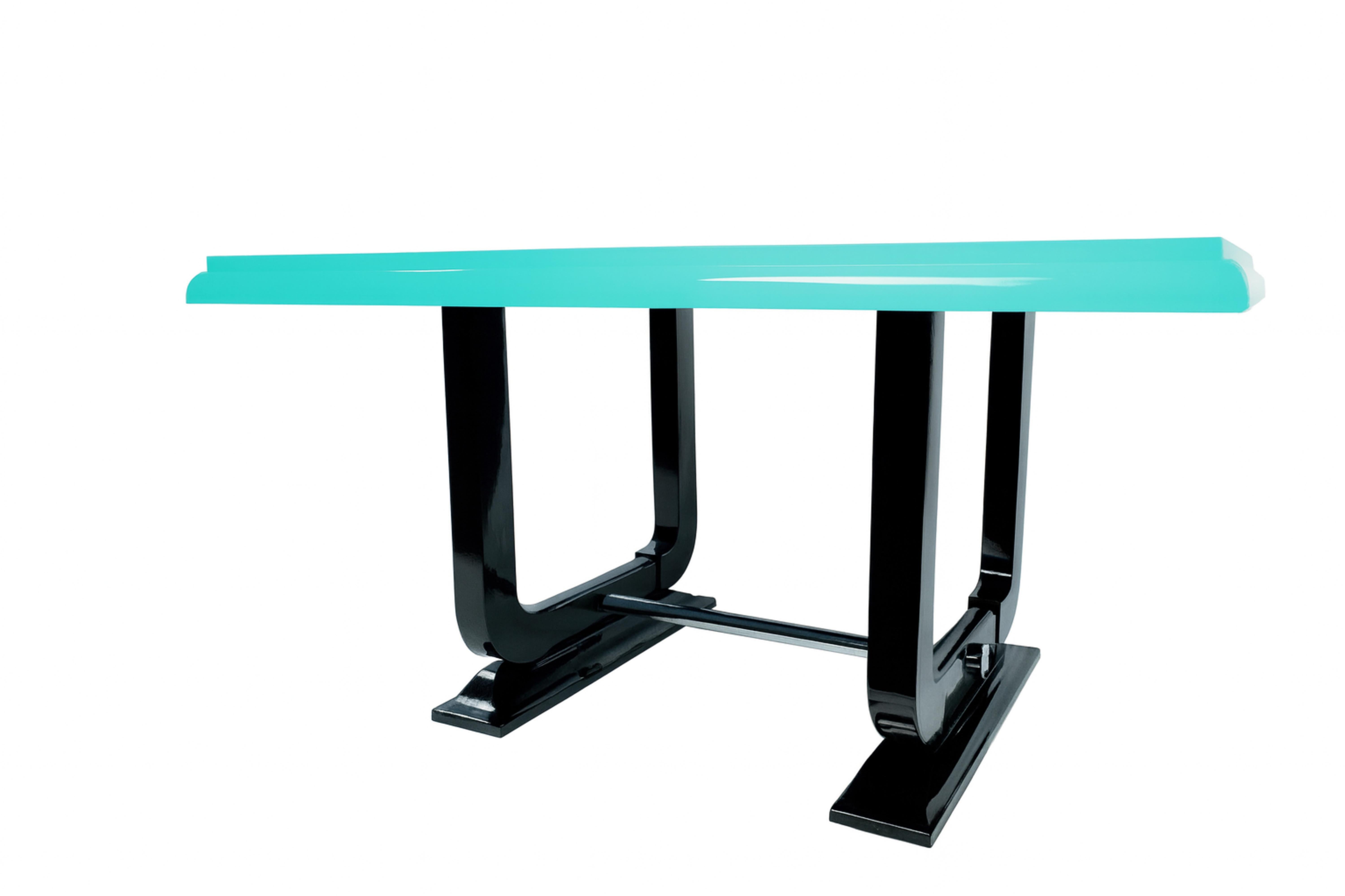 Uno squisito tavolo da pranzo art déco rifinito a uovo blu (colore di riferimento #96ded1) con finitura nera, dettagli in metallo e barra sulla base, due prolunghe per un servizio più ampio. 

Altezza: 75 cm (29.53 in)
Larghezza: 97 cm