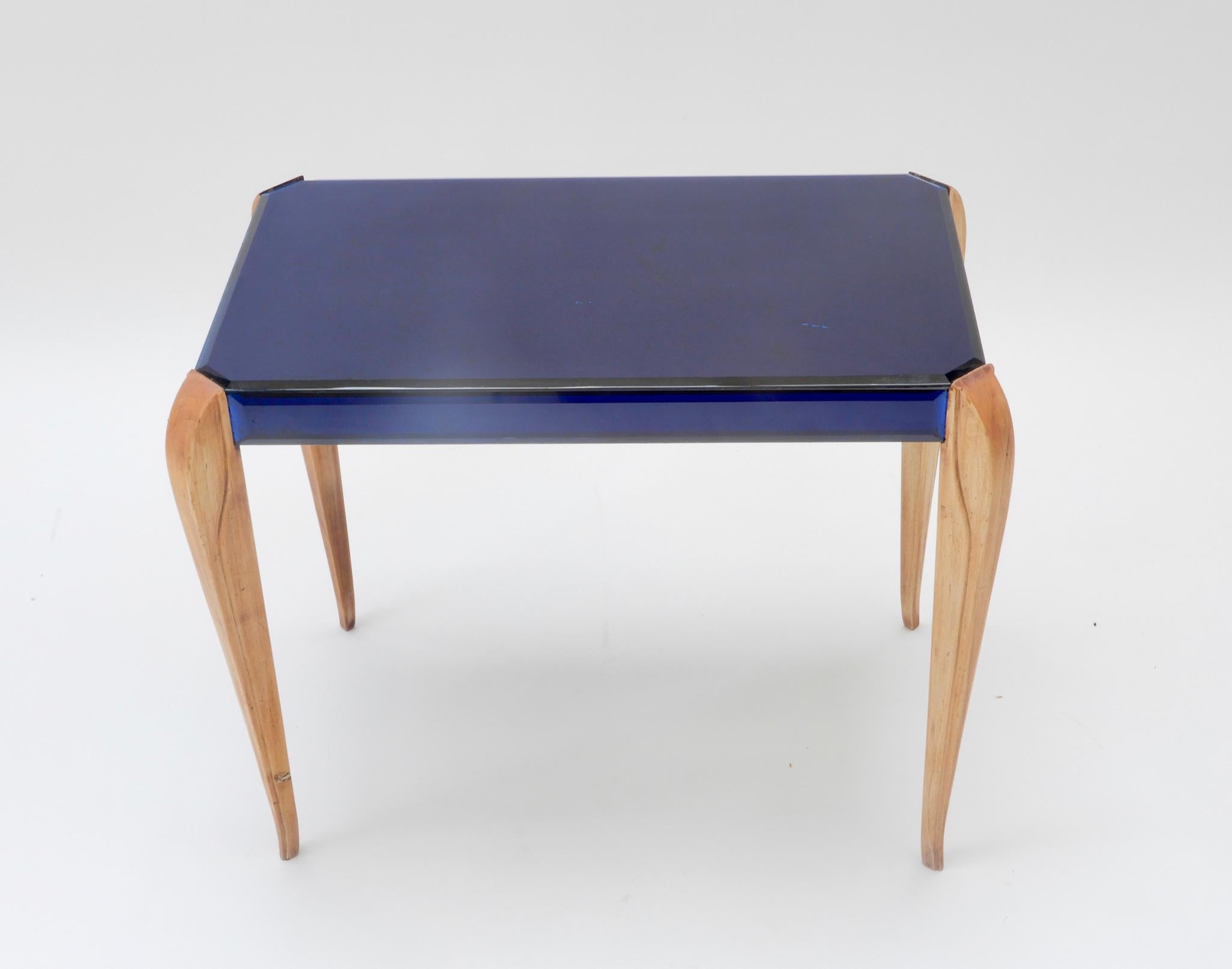 Table d'appoint Art Déco française en verre bleu avec pieds cabriole en noyer.

        