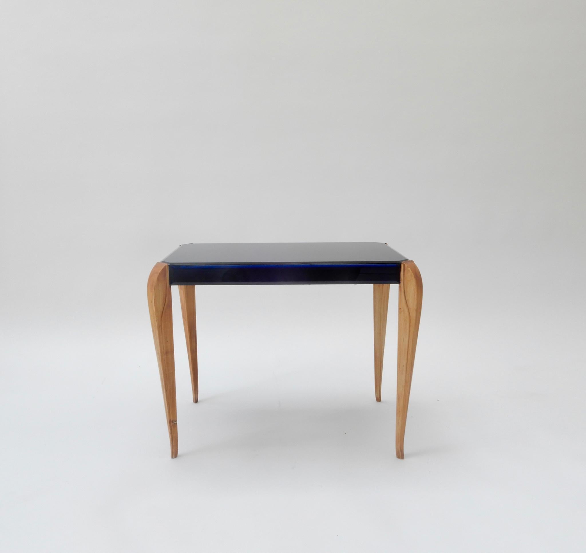 Art déco Table d'appoint Art Déco française en verre bleu avec pieds en bois