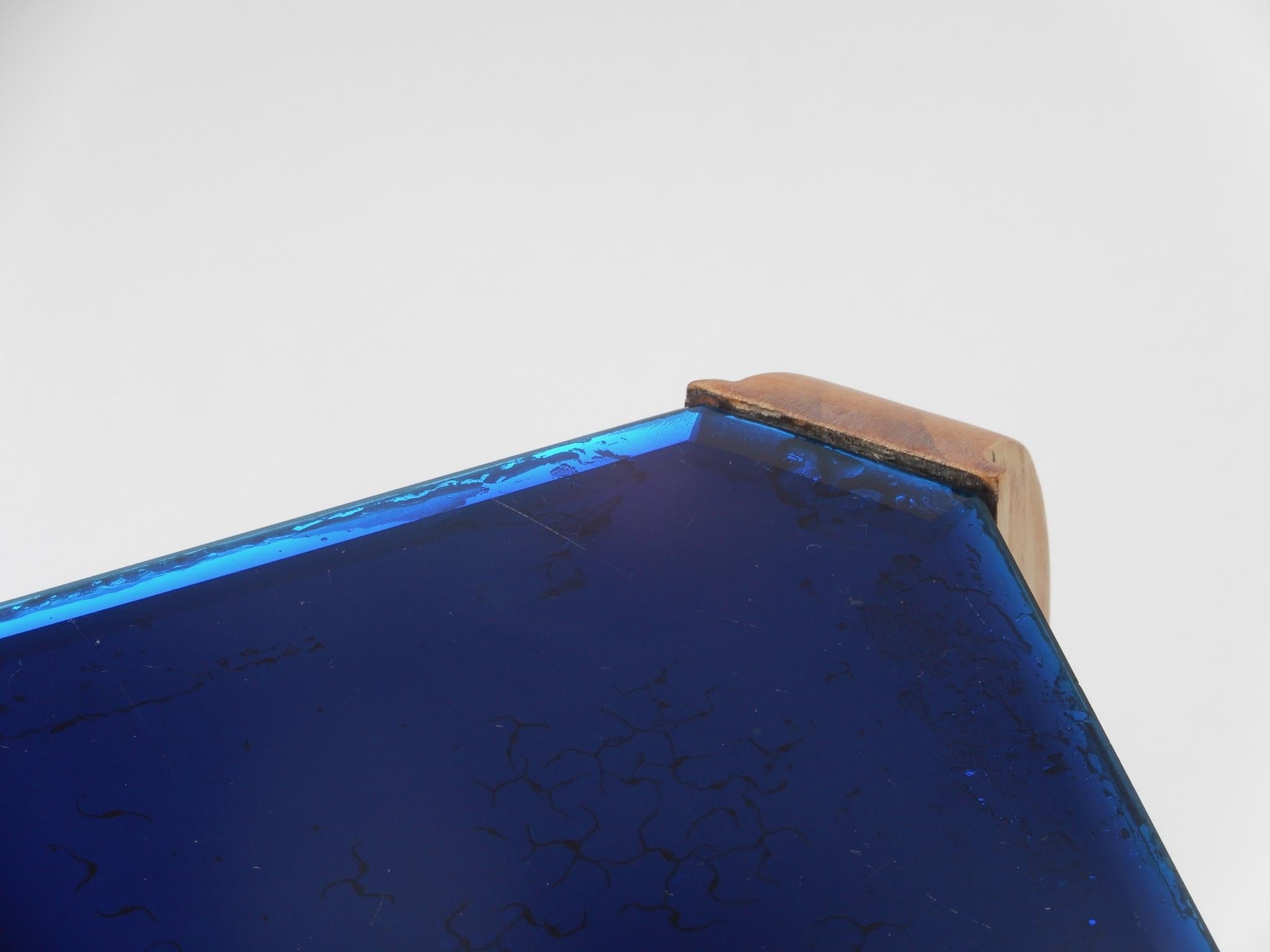Début du 20ème siècle Table d'appoint Art Déco française en verre bleu avec pieds en bois