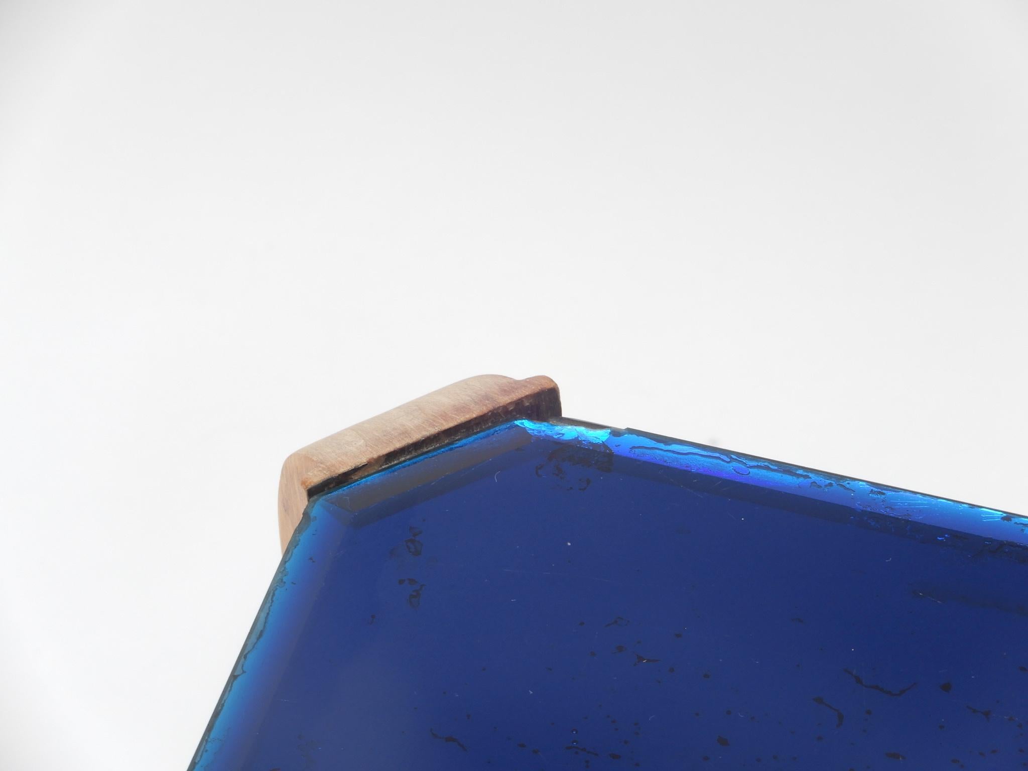 Verre Table d'appoint Art Déco française en verre bleu avec pieds en bois