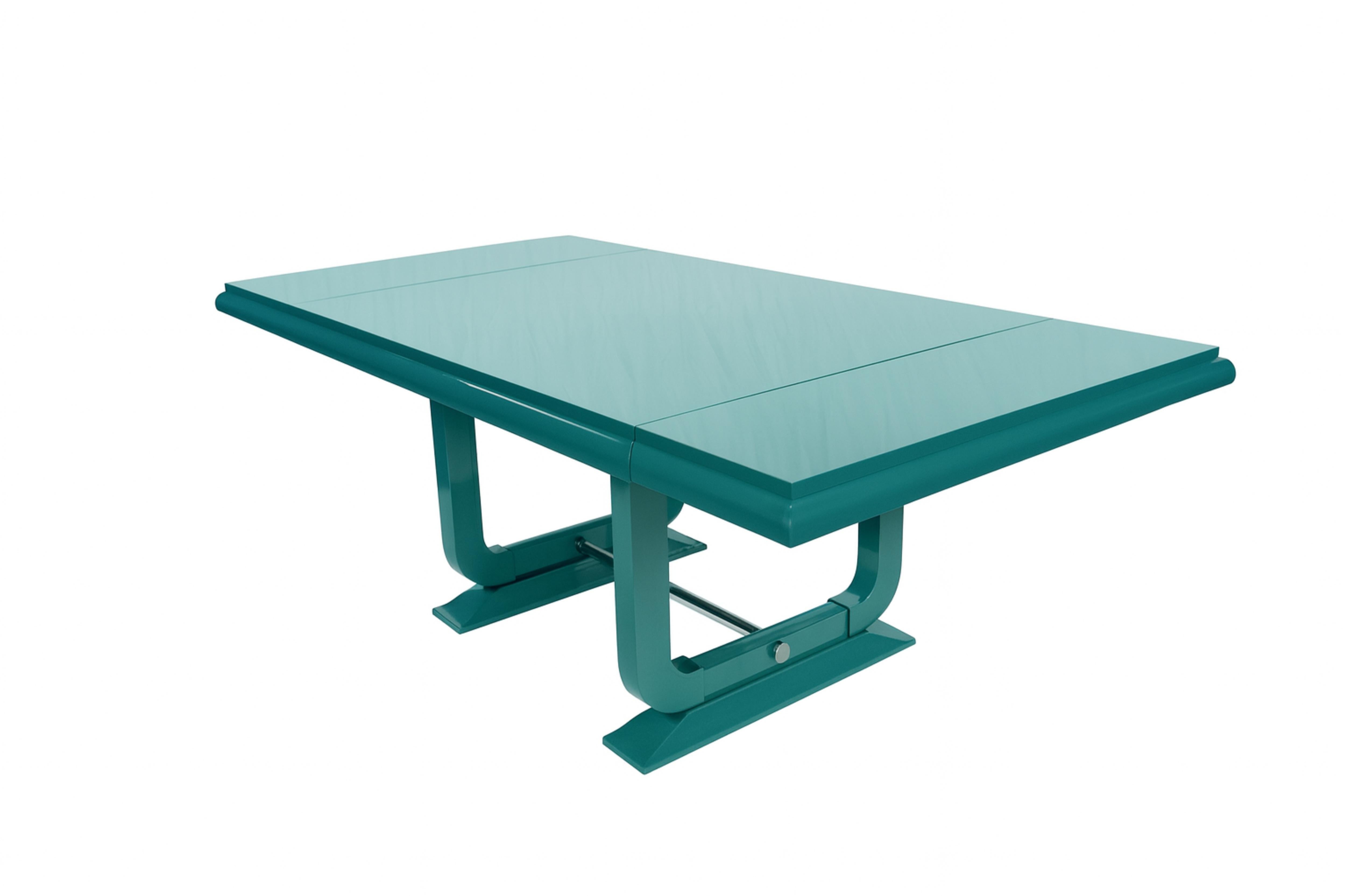 Uno squisito tavolo da pranzo rifinito in colore blu pavone con finiture adeguate, dettagli cromati e barra sulla base, due prolunghe per un servizio più ampio. 

Altezza: 75 cm (29.53 in)
Larghezza: 97 cm (38,19