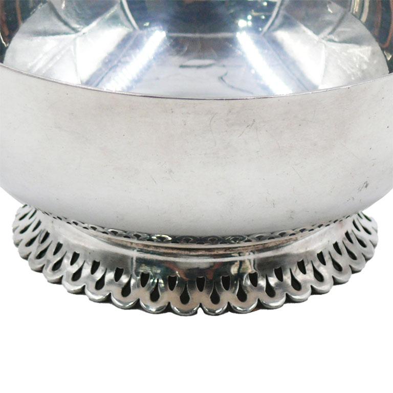 Coupe art déco en argent massif
Style Art déco en argent massif Matériau
la pièce est faite à la main
Il a 2 poignées et sur l'une d'elles il y a des poinçons (poinçons ; lettres D et C, une tortue et d'autres chiffres pas très lisibles).
Origine