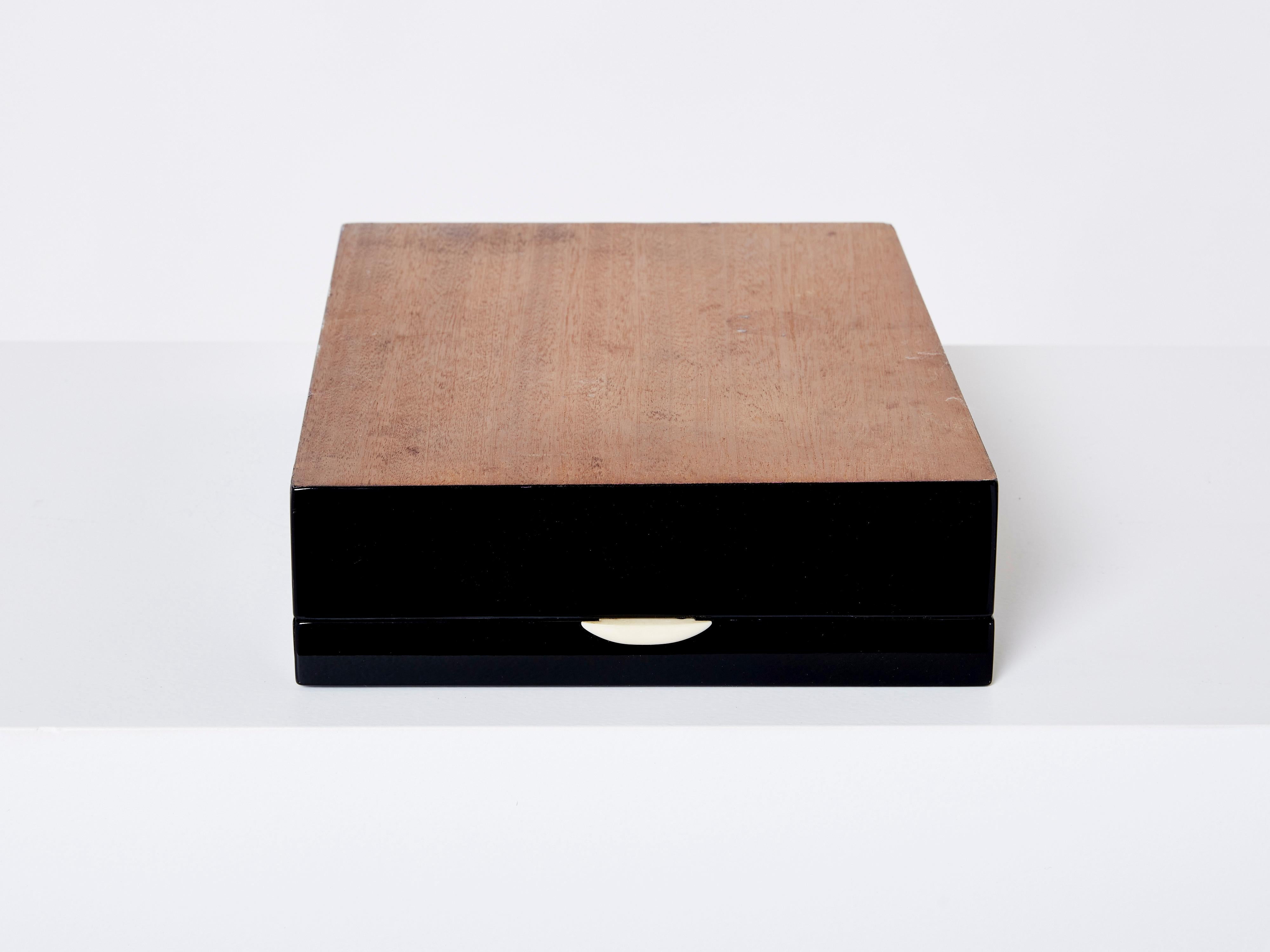 Französische Art-déco-Schachtel aus geschnitztem Jadestein, schwarzer Lack, 1930 im Angebot 5