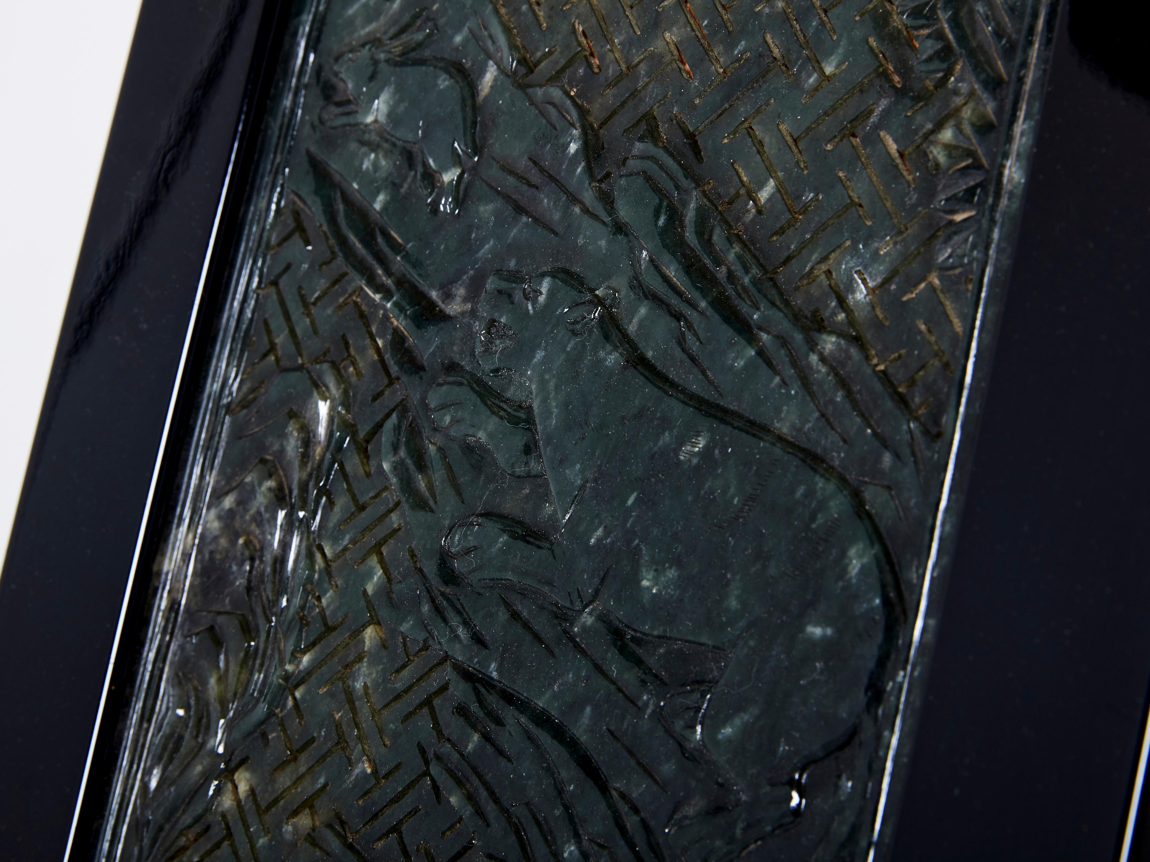 Boîte Art déco française laquée noire et pierre de jade sculptée, 1930 en vente 7