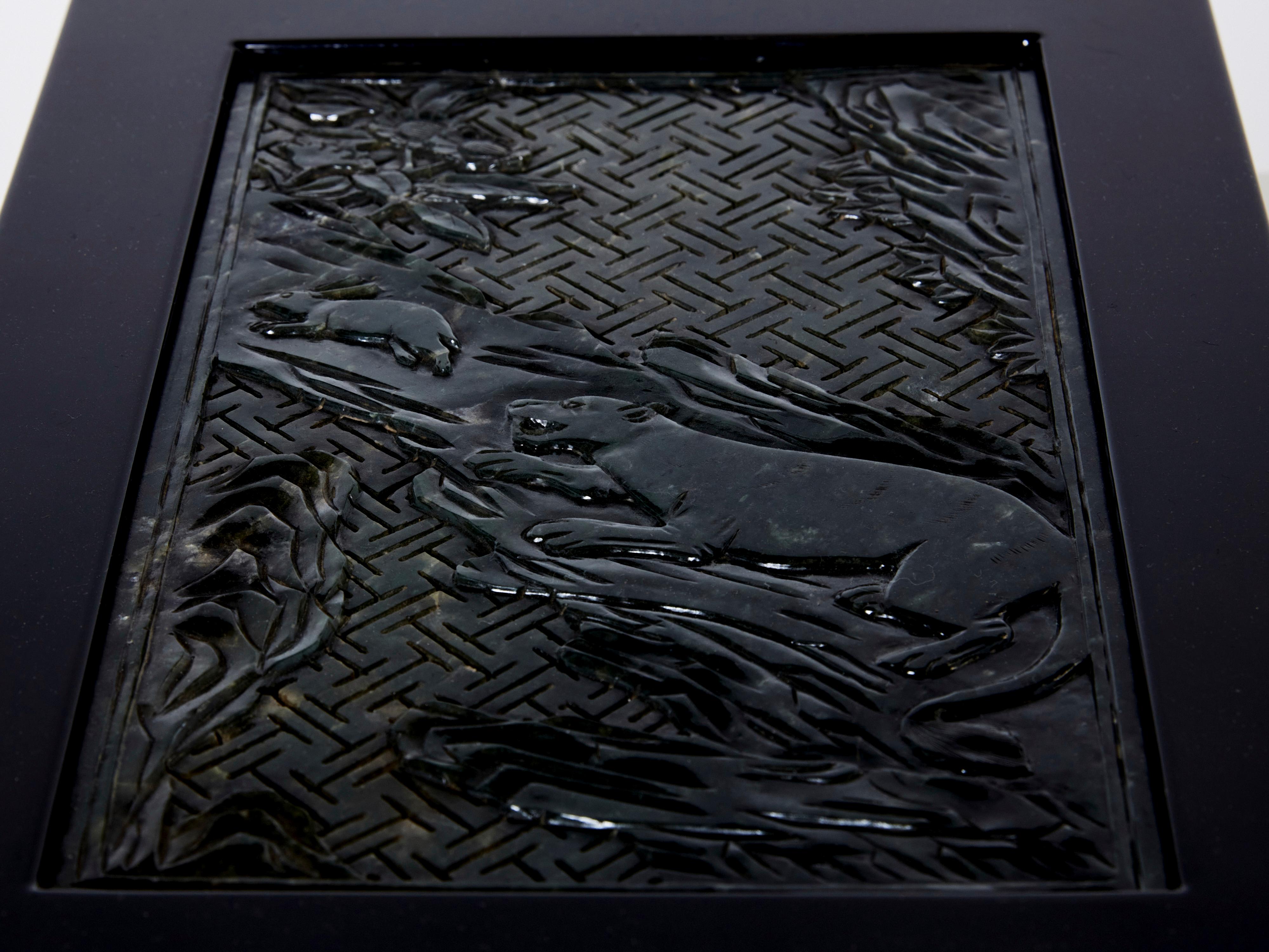 Französische Art-déco-Schachtel aus geschnitztem Jadestein, schwarzer Lack, 1930 (Mitte des 20. Jahrhunderts) im Angebot