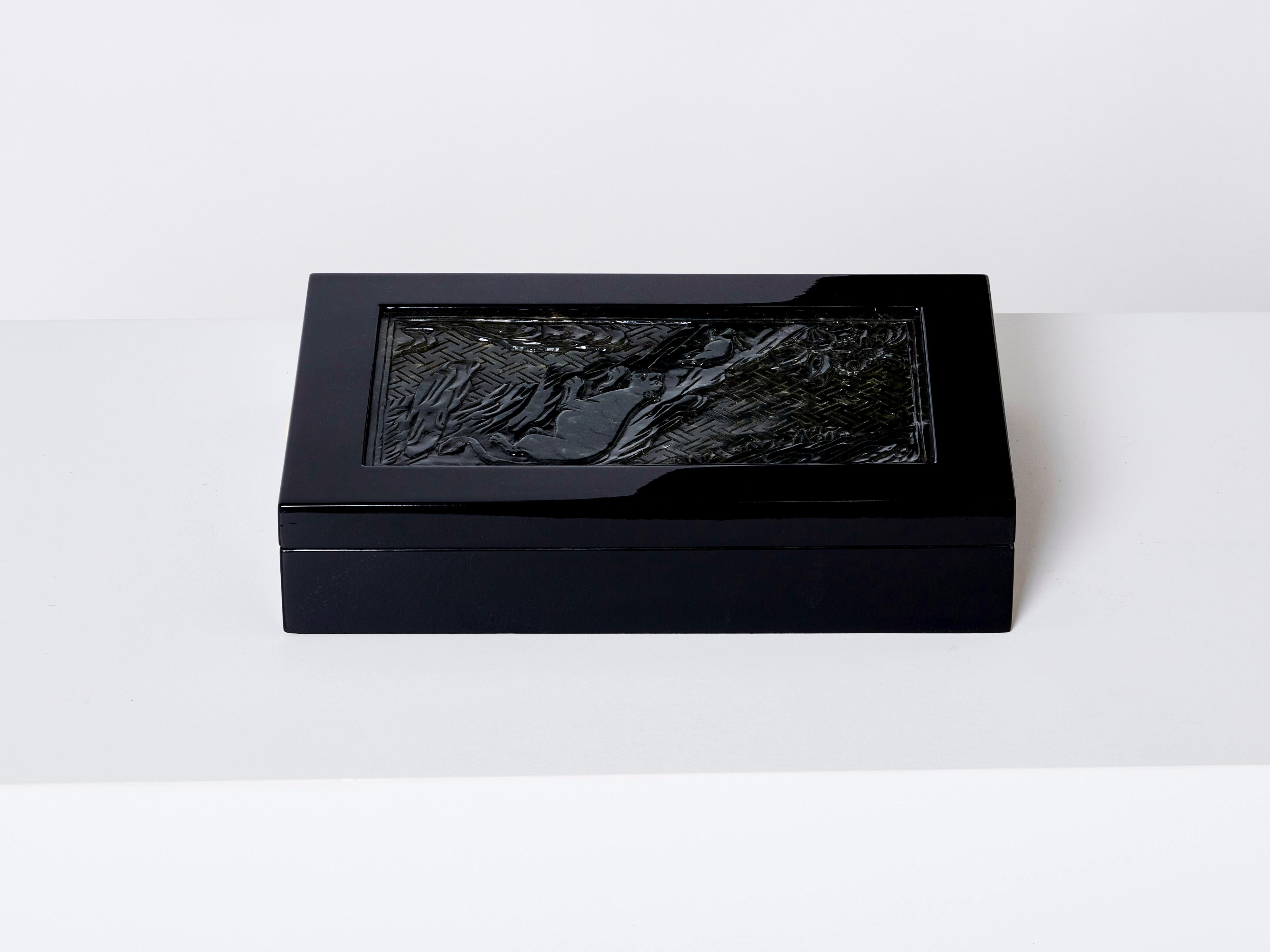 Französische Art-déco-Schachtel aus geschnitztem Jadestein, schwarzer Lack, 1930 (Holz) im Angebot