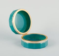 Boîte Art déco française avec monture en verre opalin à facettes turquoise et laiton.