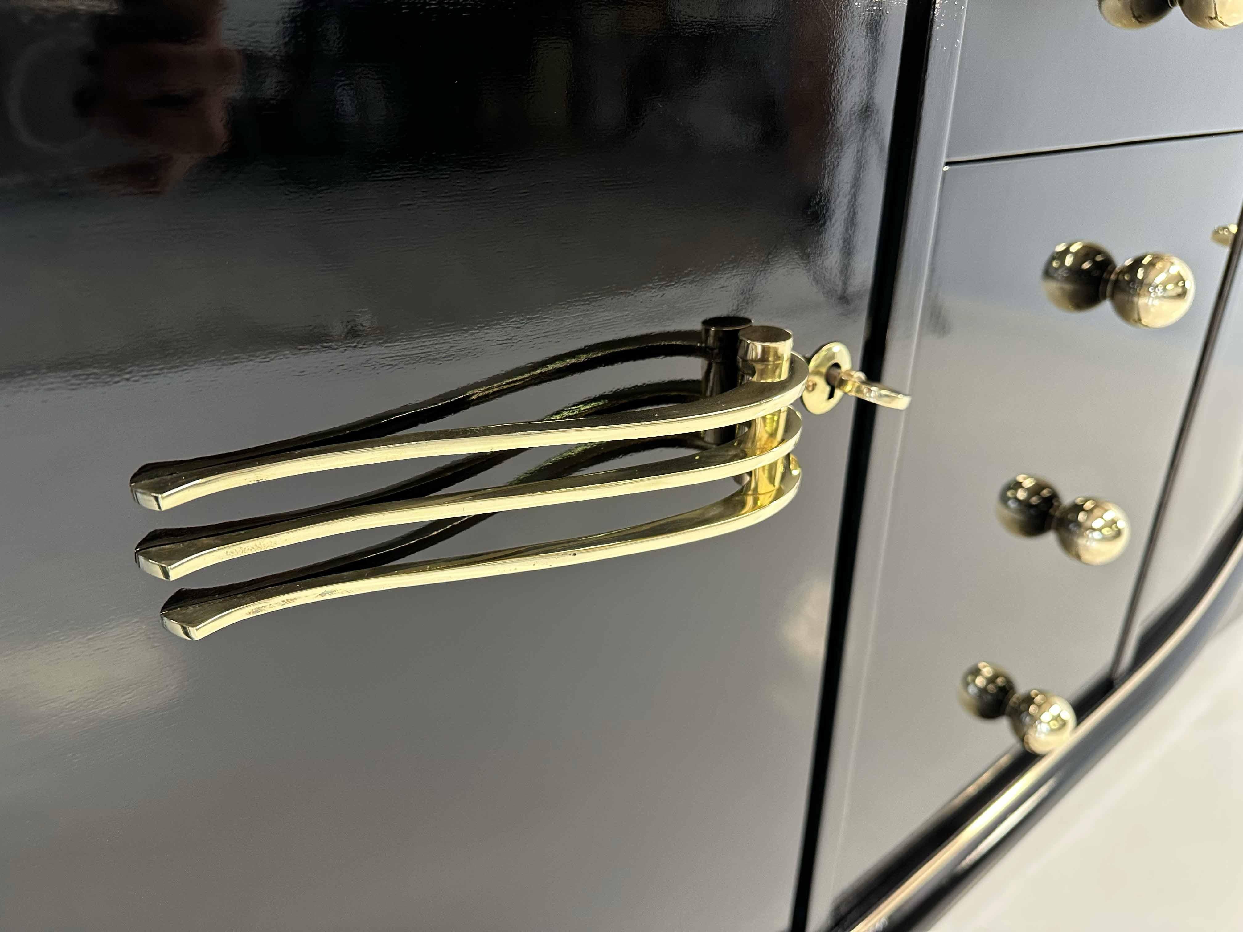 Credenza francese Art Déco in ottone e laccato nero in vendita 4