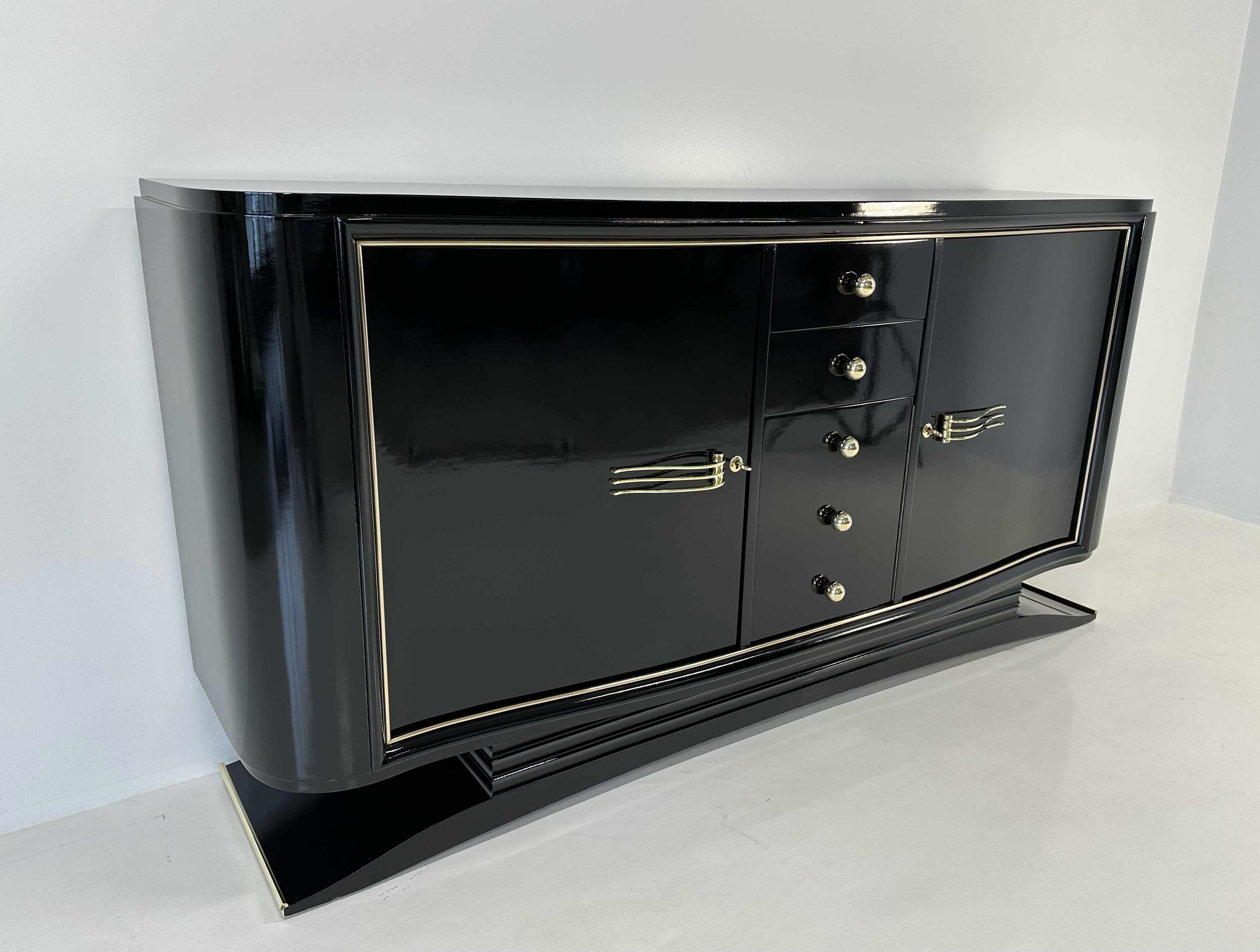Credenza francese Art Déco in ottone e laccato nero In condizioni buone in vendita a Meda, MB