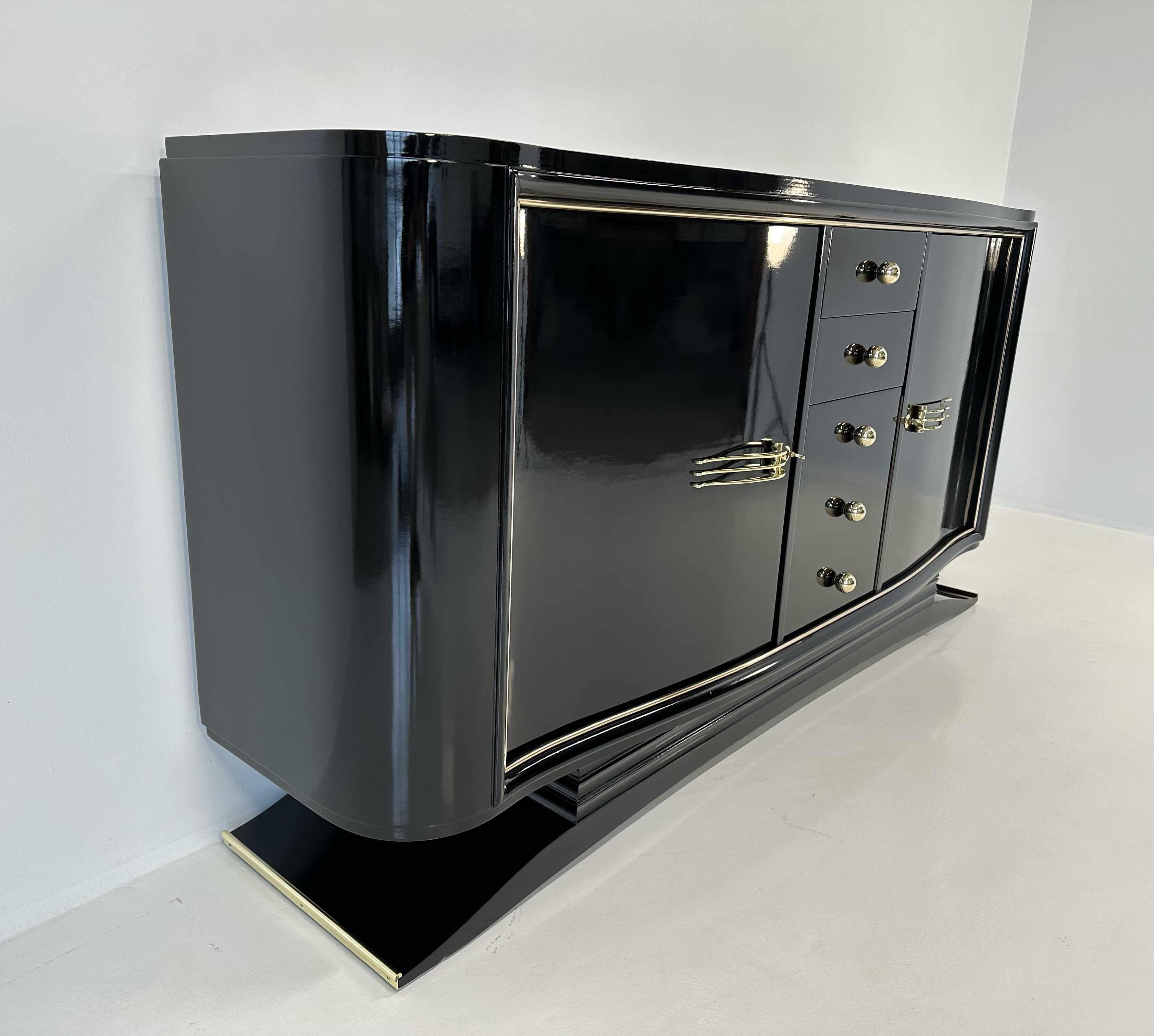 Metà XX secolo Credenza francese Art Déco in ottone e laccato nero in vendita