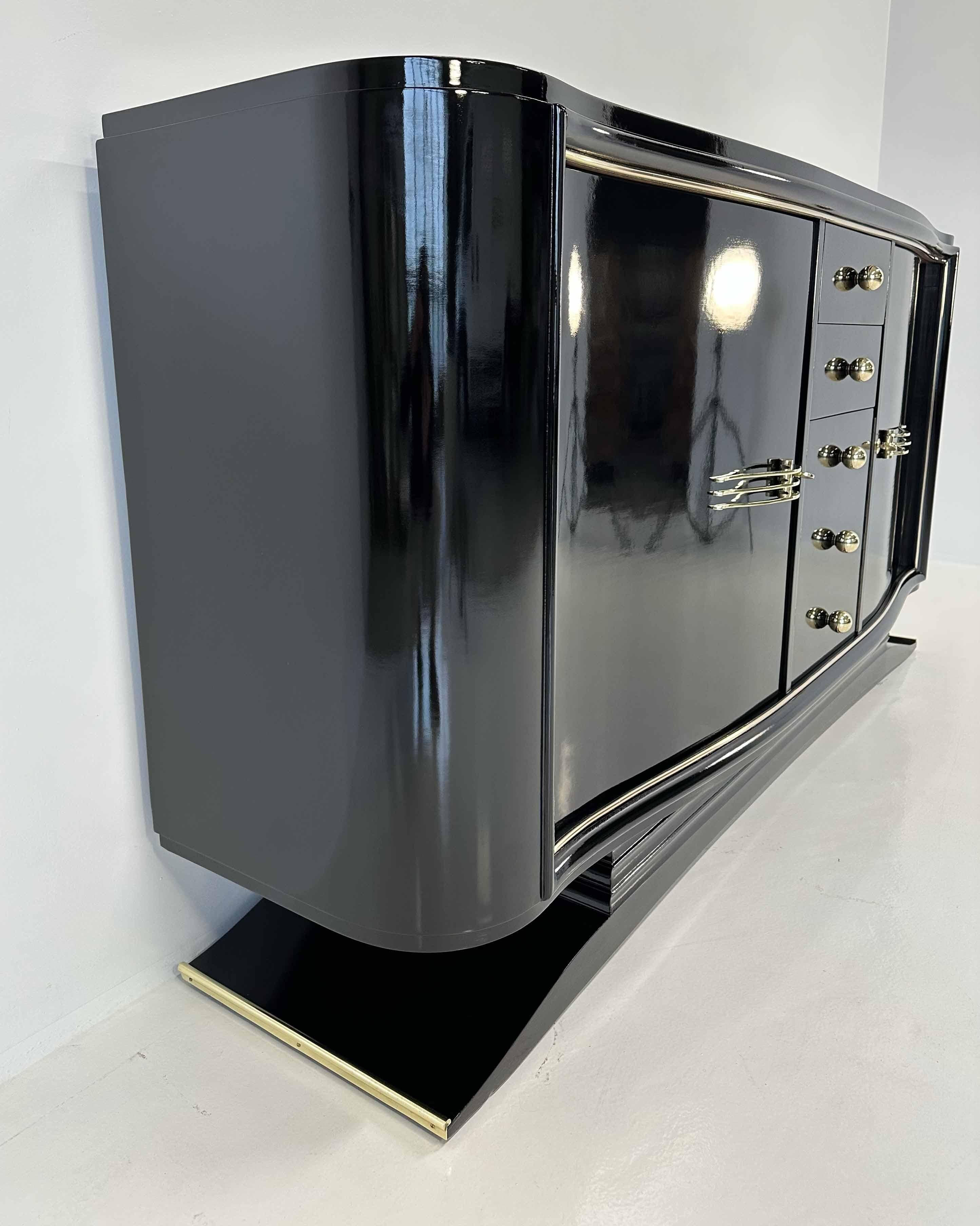 Ottone Credenza francese Art Déco in ottone e laccato nero in vendita