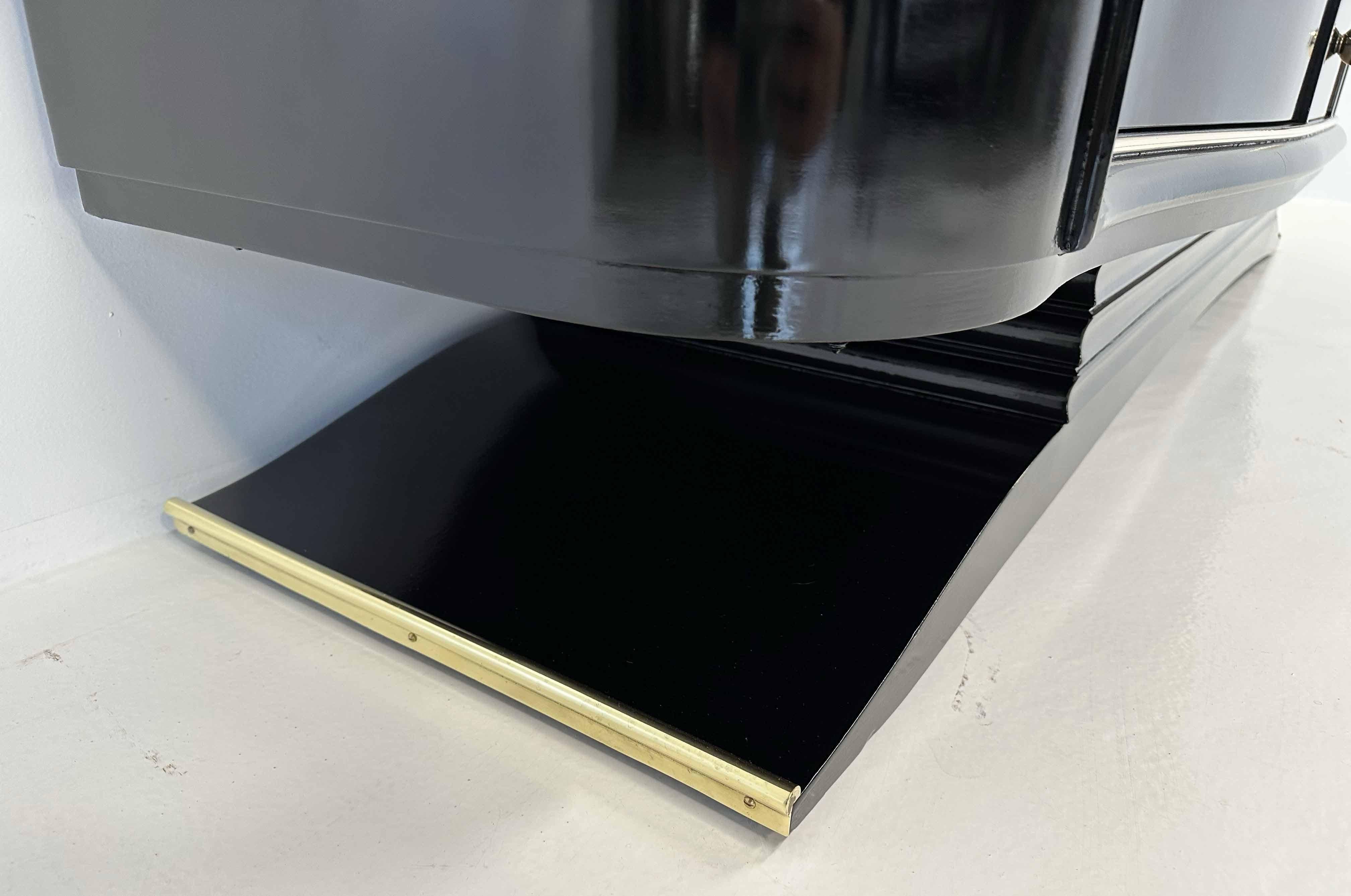 Credenza francese Art Déco in ottone e laccato nero in vendita 1
