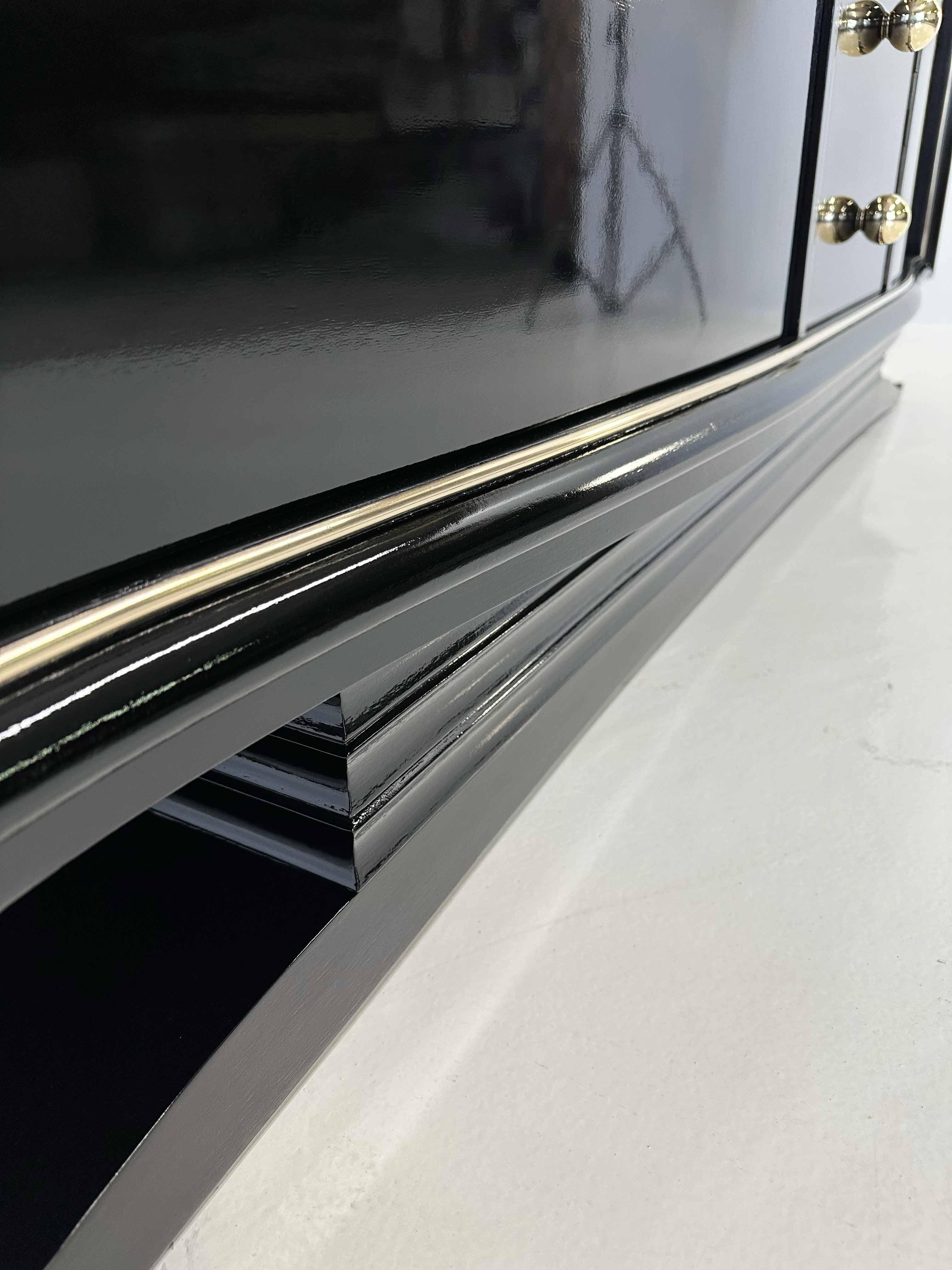 Credenza francese Art Déco in ottone e laccato nero in vendita 2