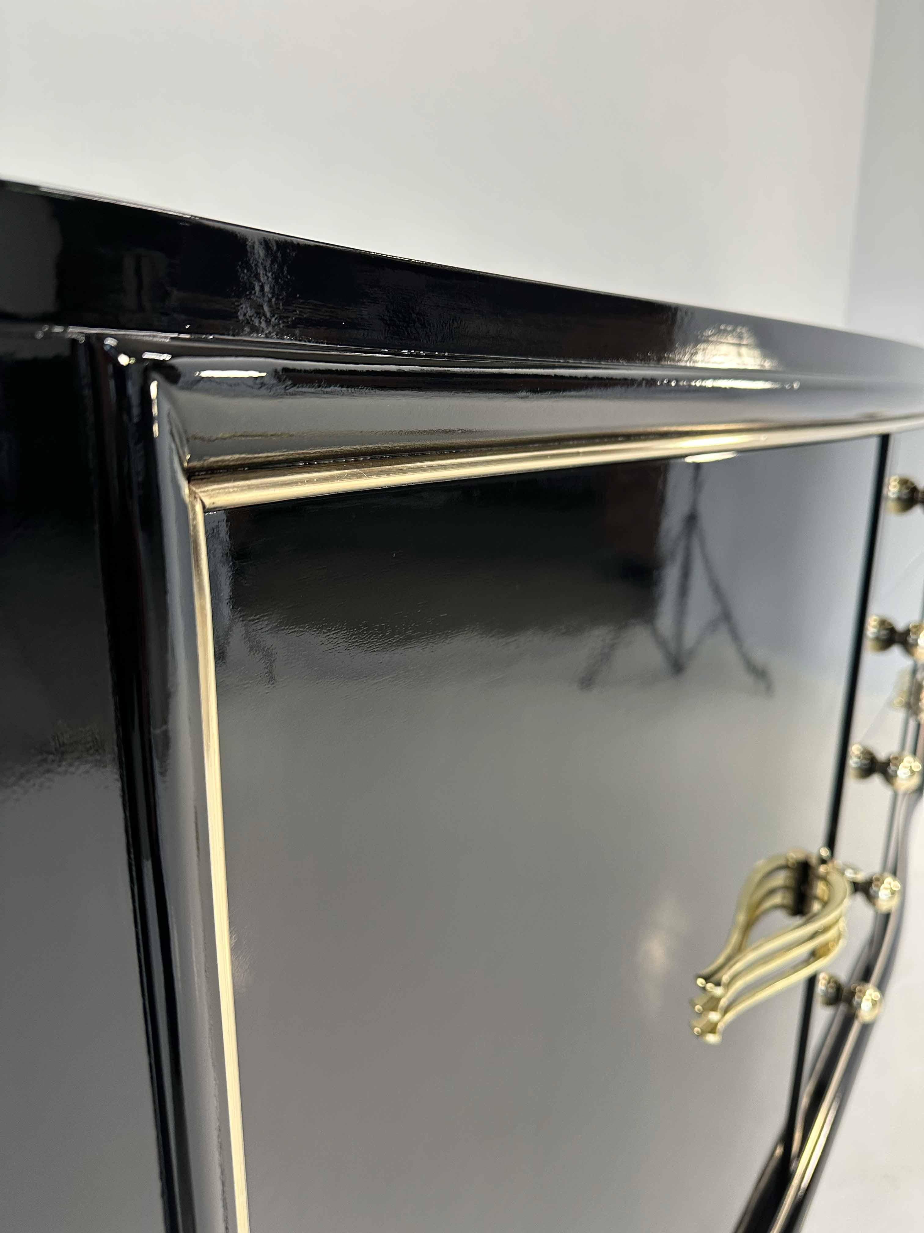 Credenza francese Art Déco in ottone e laccato nero in vendita 3