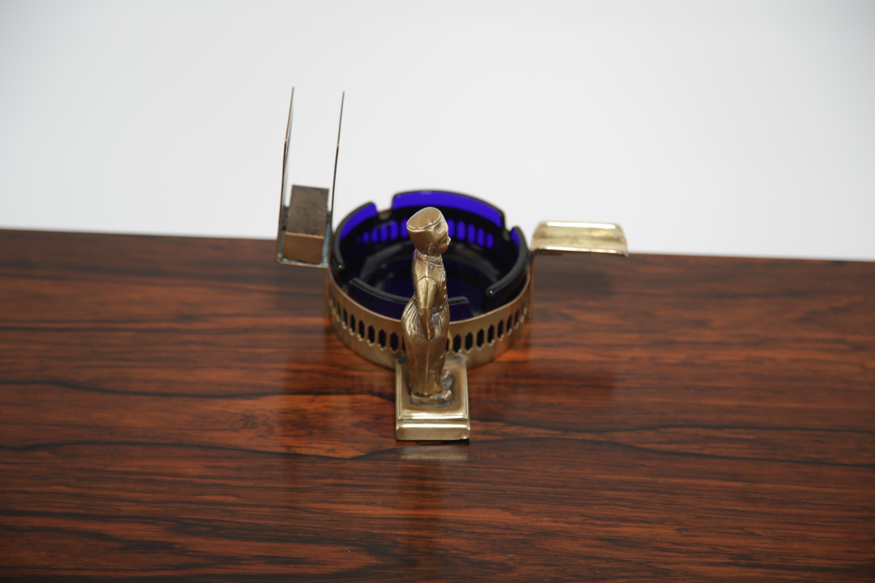 Art déco Cendrier Art Déco français en laiton et verre bleu cobalt avec figure de Bellboy, années 1930 en vente