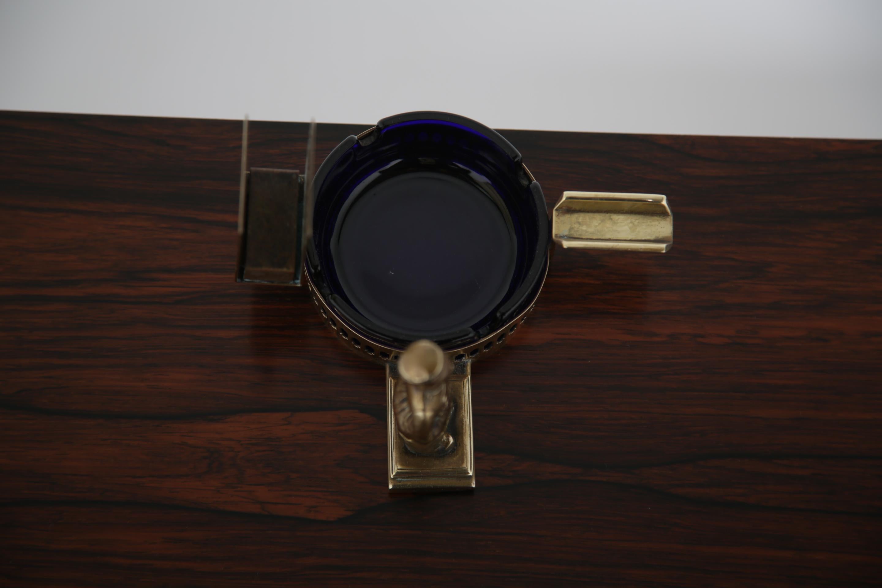 Français Cendrier Art Déco français en laiton et verre bleu cobalt avec figure de Bellboy, années 1930 en vente