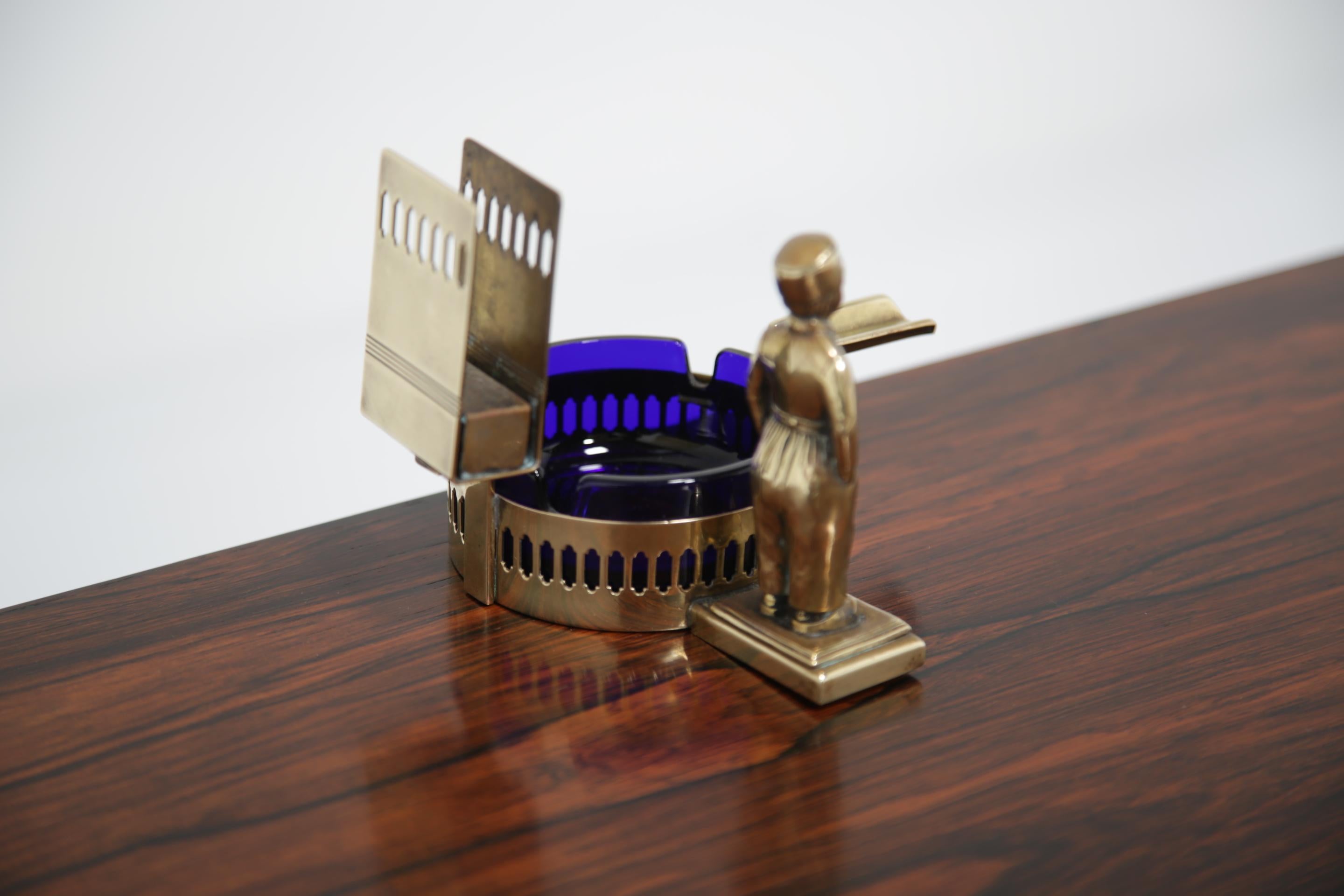 Cendrier Art Déco français en laiton et verre bleu cobalt avec figure de Bellboy, années 1930 Bon état - En vente à Dublin 8, IE