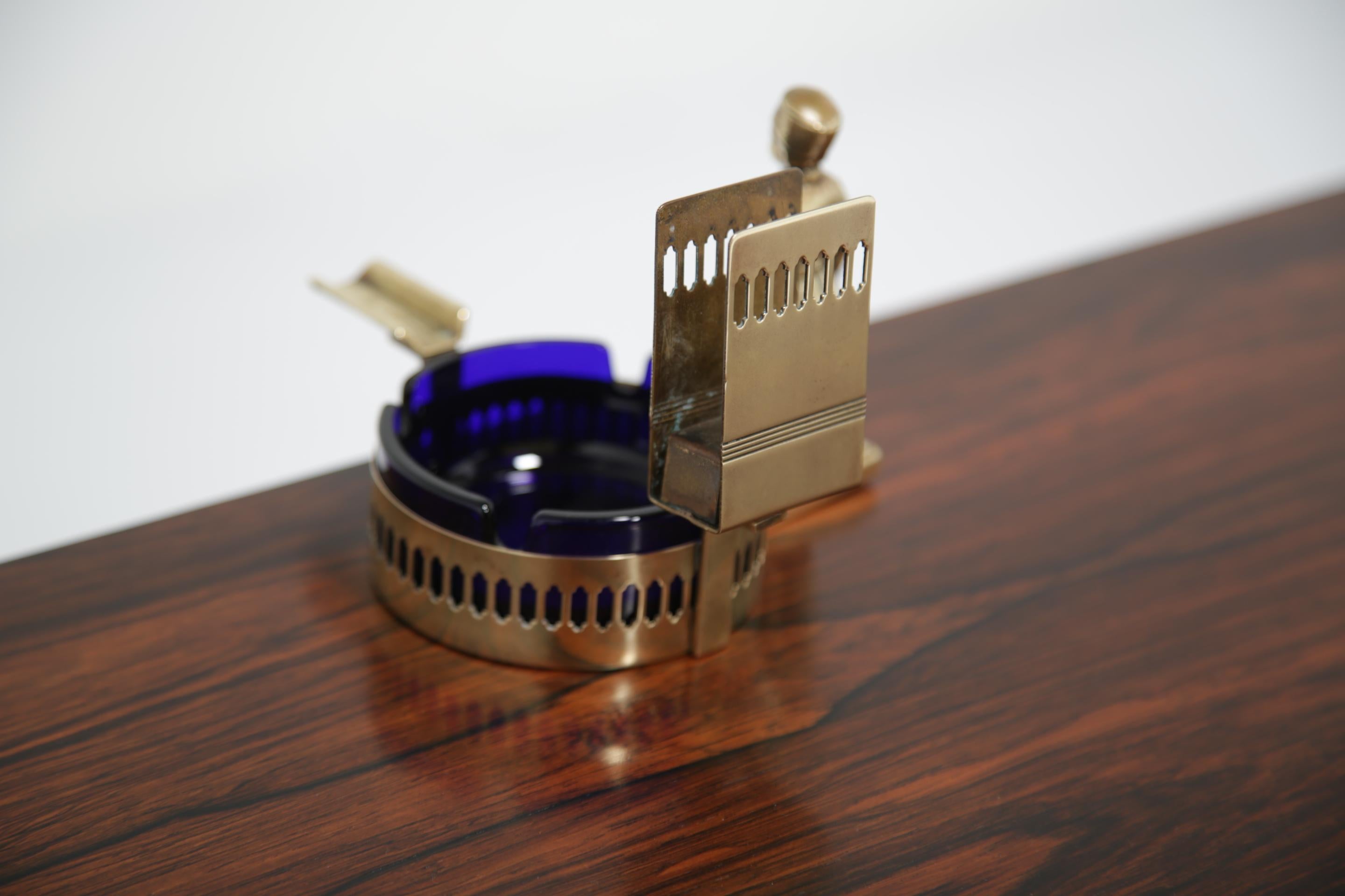 Milieu du XXe siècle Cendrier Art Déco français en laiton et verre bleu cobalt avec figure de Bellboy, années 1930 en vente