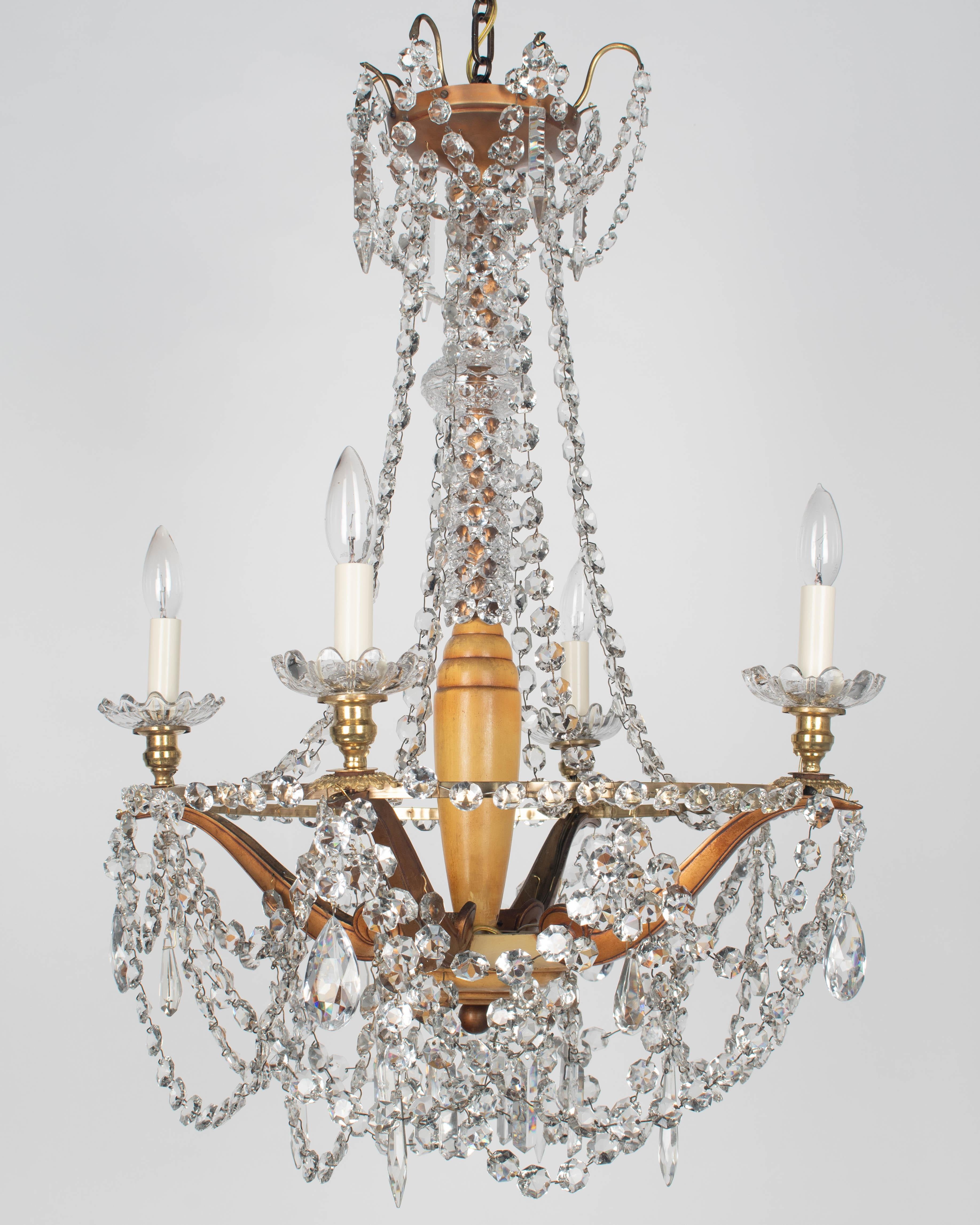 Laiton Lustre Art Déco français en laiton et cristal 4 lumières en vente