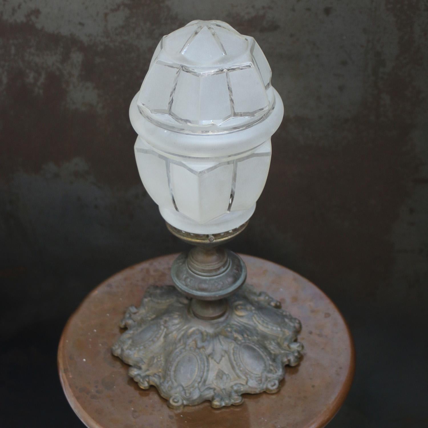 20ième siècle Plafonnier Art Déco en laiton et verre dépoli en vente