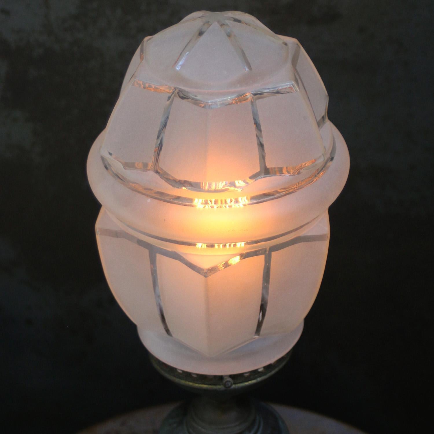 Plafonnier Art Déco en laiton et verre dépoli en vente 1