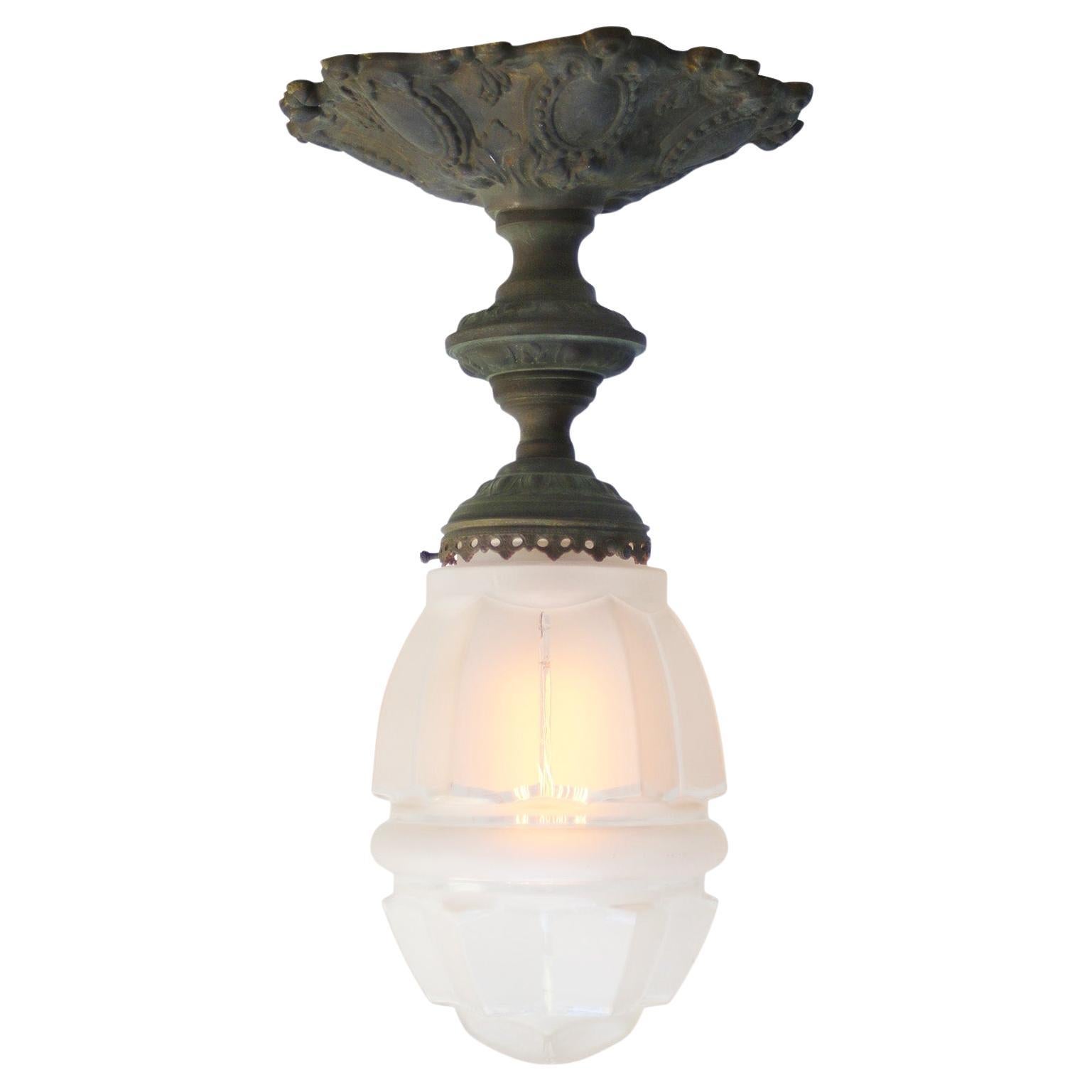 Plafonnier Art Déco en laiton et verre dépoli