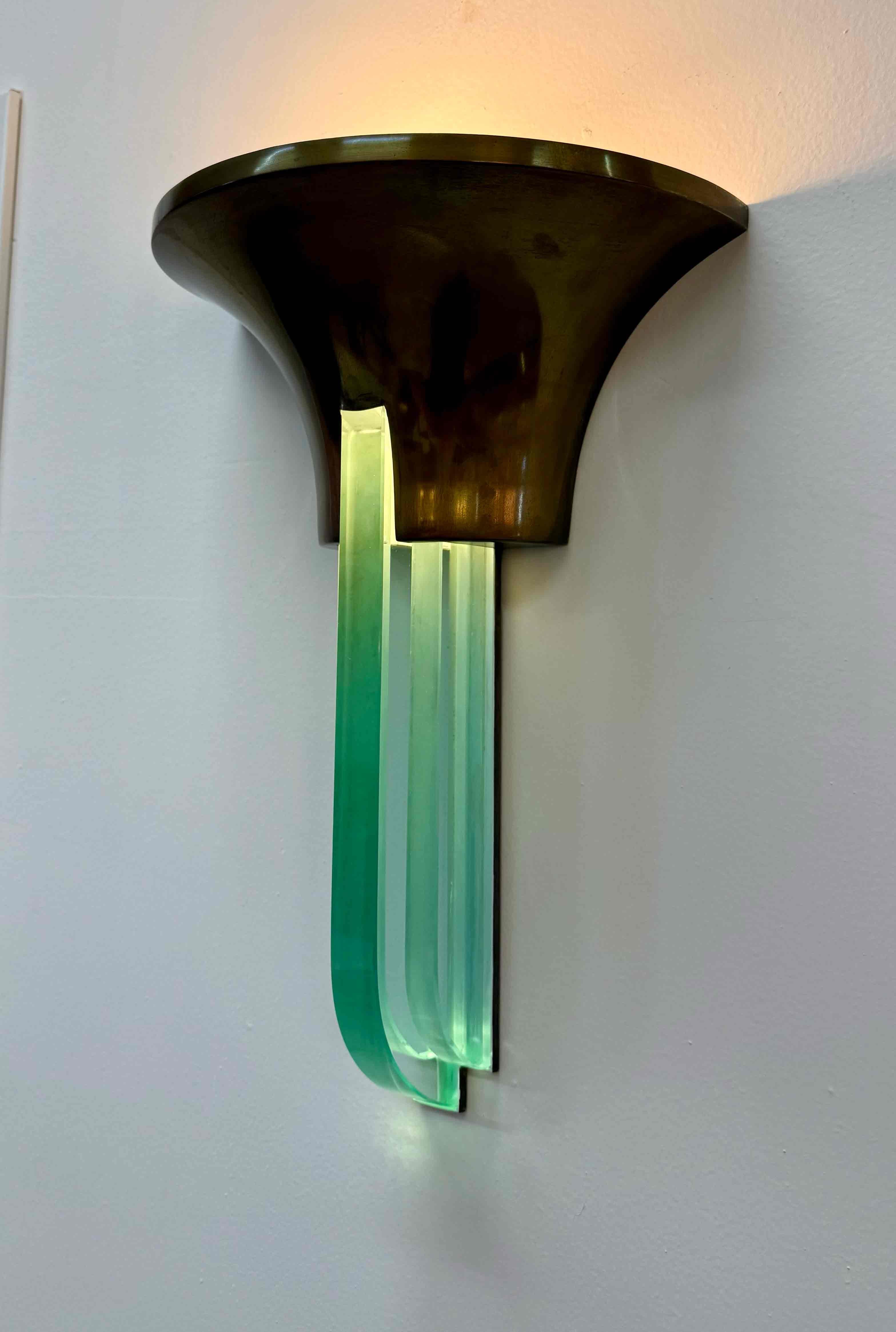 Aplique Art Decó francés de latón y cristal de Jean Perzel, años 40 en venta 4