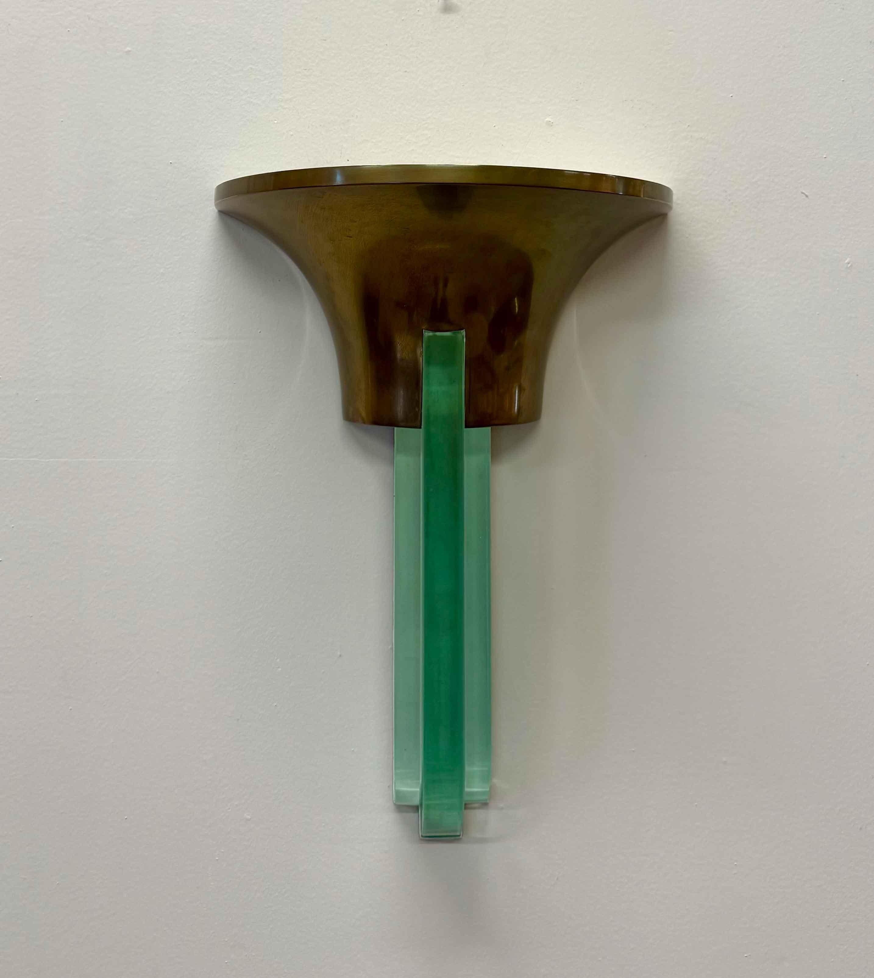 Elegante aplique francés de la década de 1940, atribuido al célebre diseñador Jean Perzel.
Fabricada en latón y cristal esmerilado, esta pieza encarna las líneas limpias y los materiales refinados de la iluminación modernista francesa.
Un original