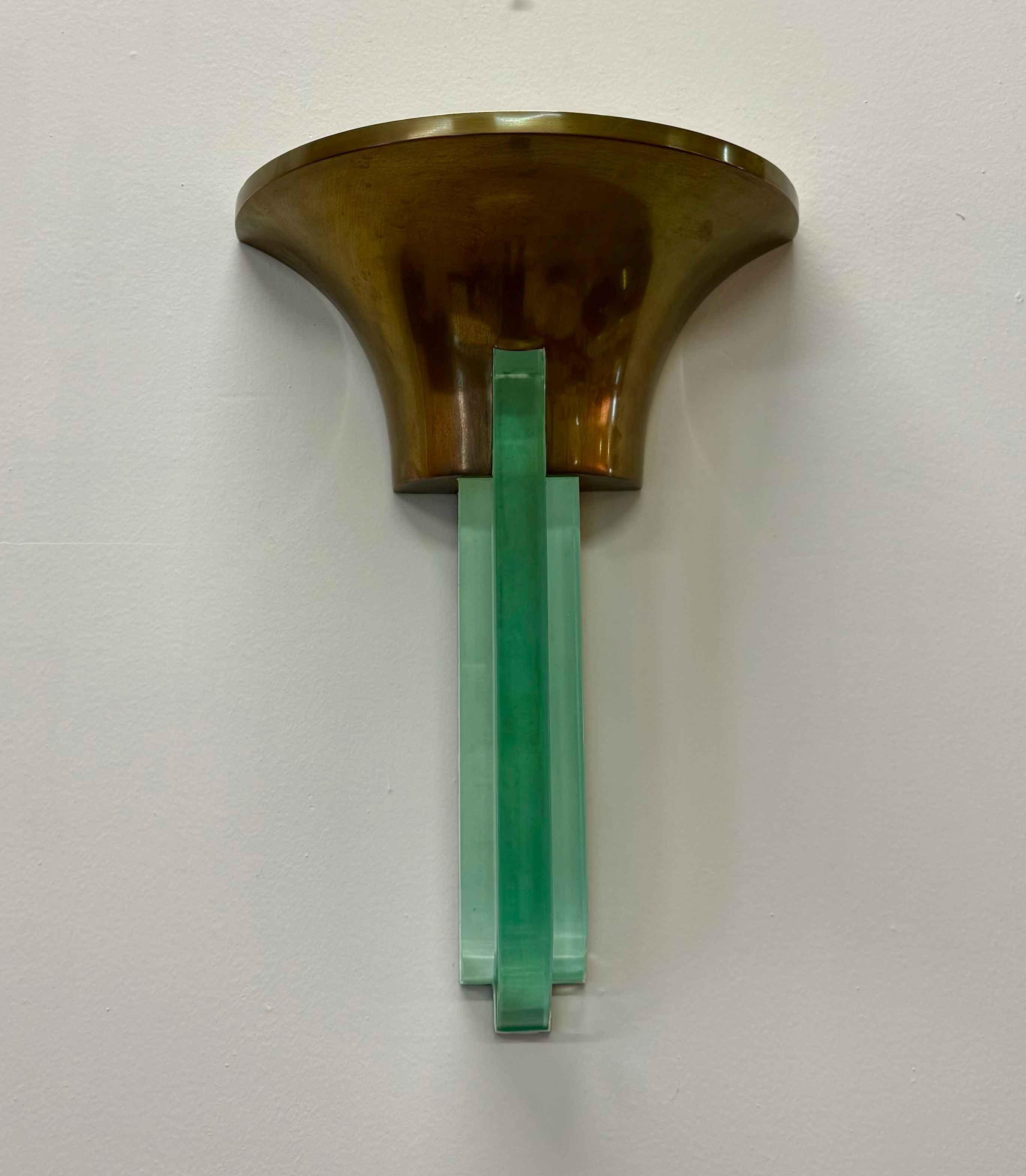 Aplique Art Decó francés de latón y cristal de Jean Perzel, años 40 Francés en venta
