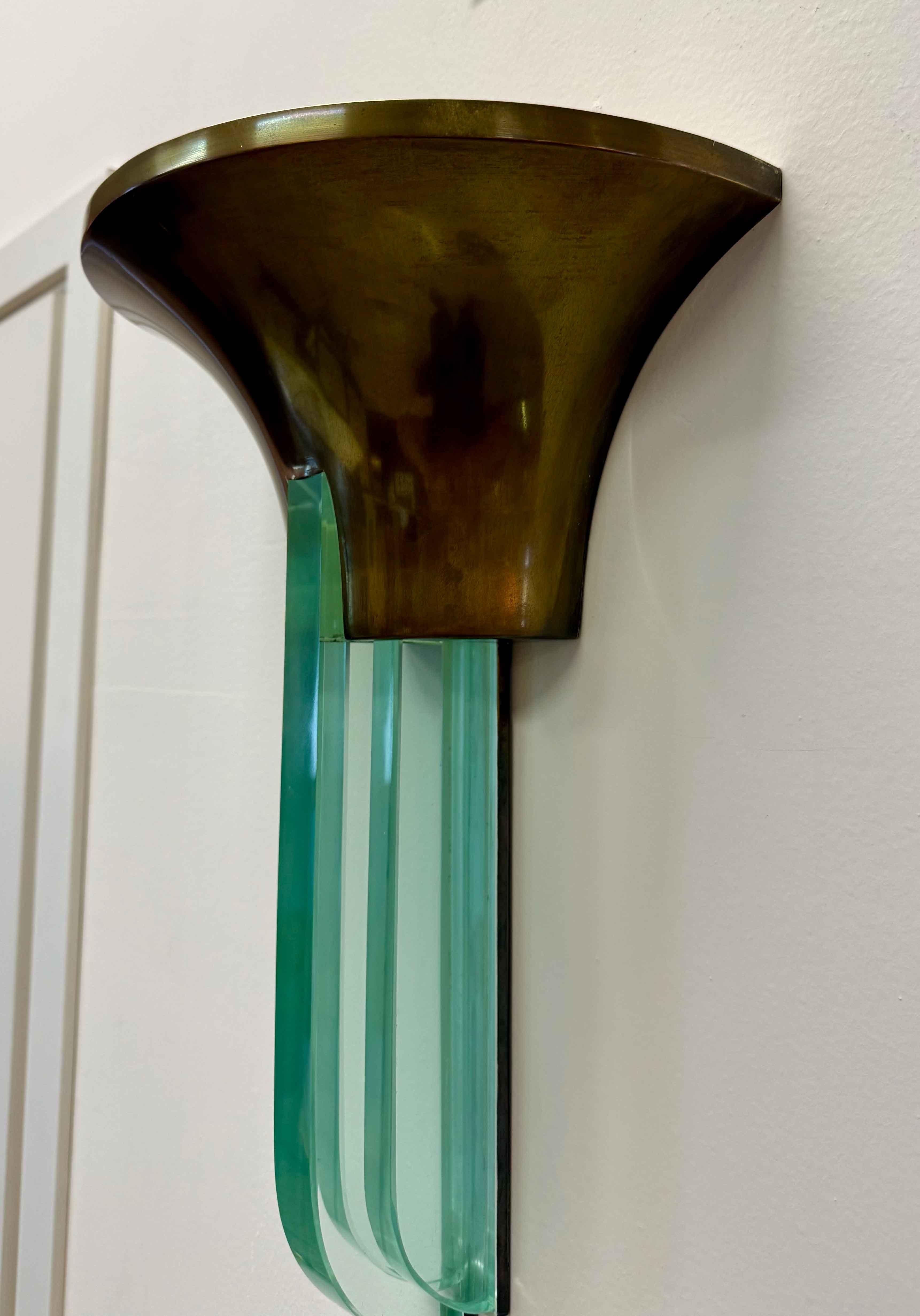 Aplique Art Decó francés de latón y cristal de Jean Perzel, años 40 Latón en venta